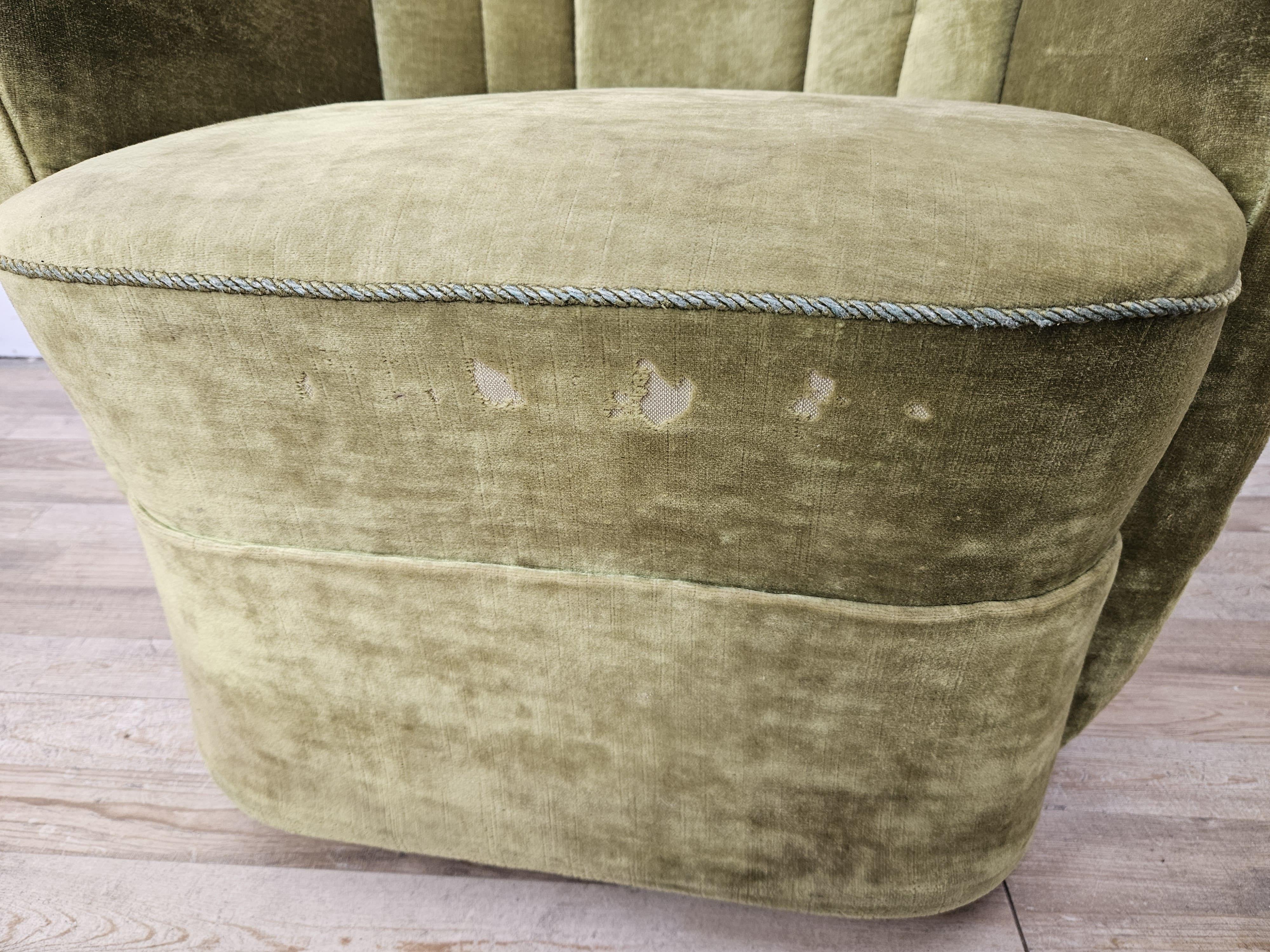 Ensemble de quatre fauteuils de cocktail des années 1950 en tissu vert avec roulettes en vente 13