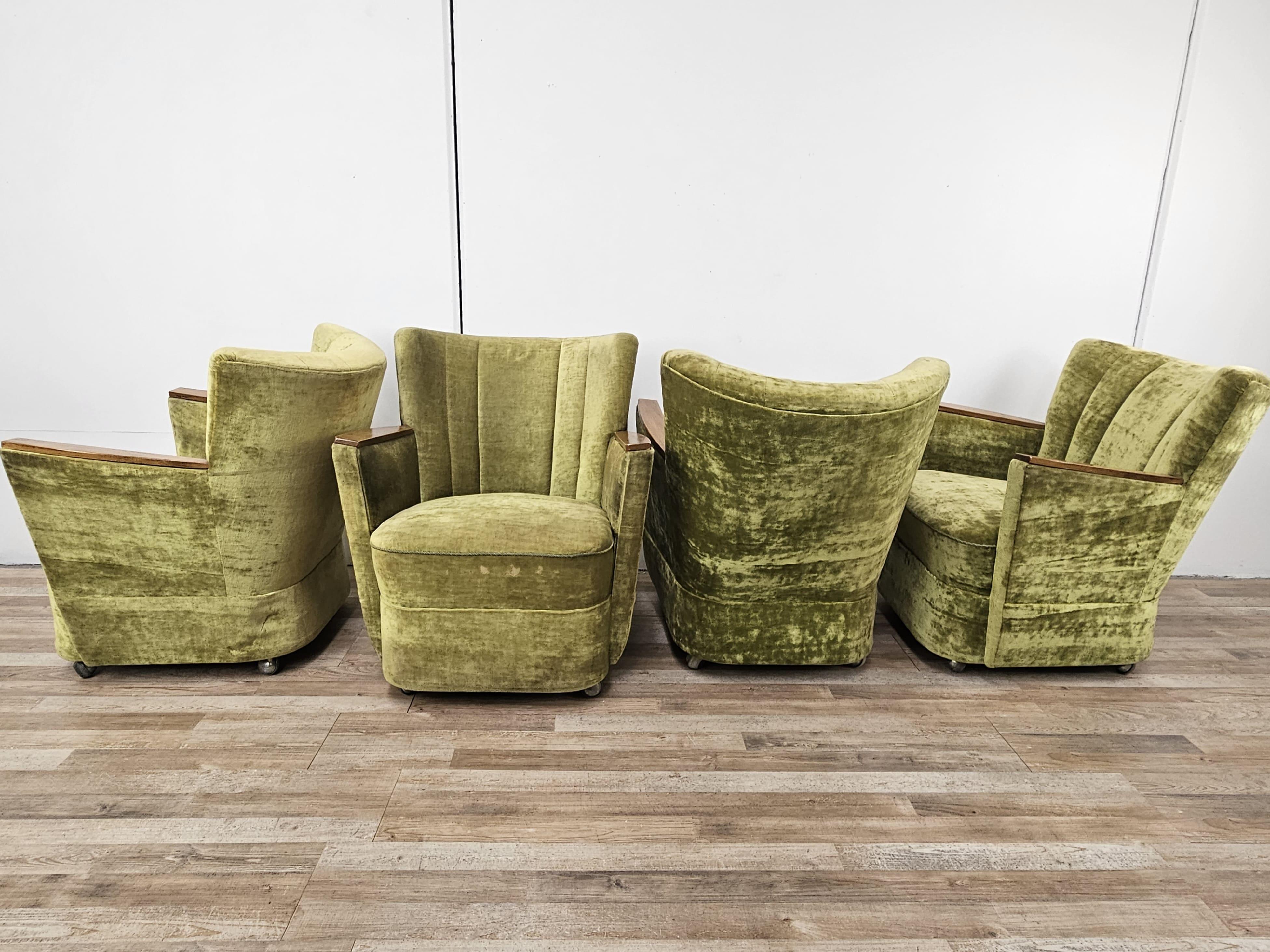 Art déco Ensemble de quatre fauteuils de cocktail des années 1950 en tissu vert avec roulettes en vente