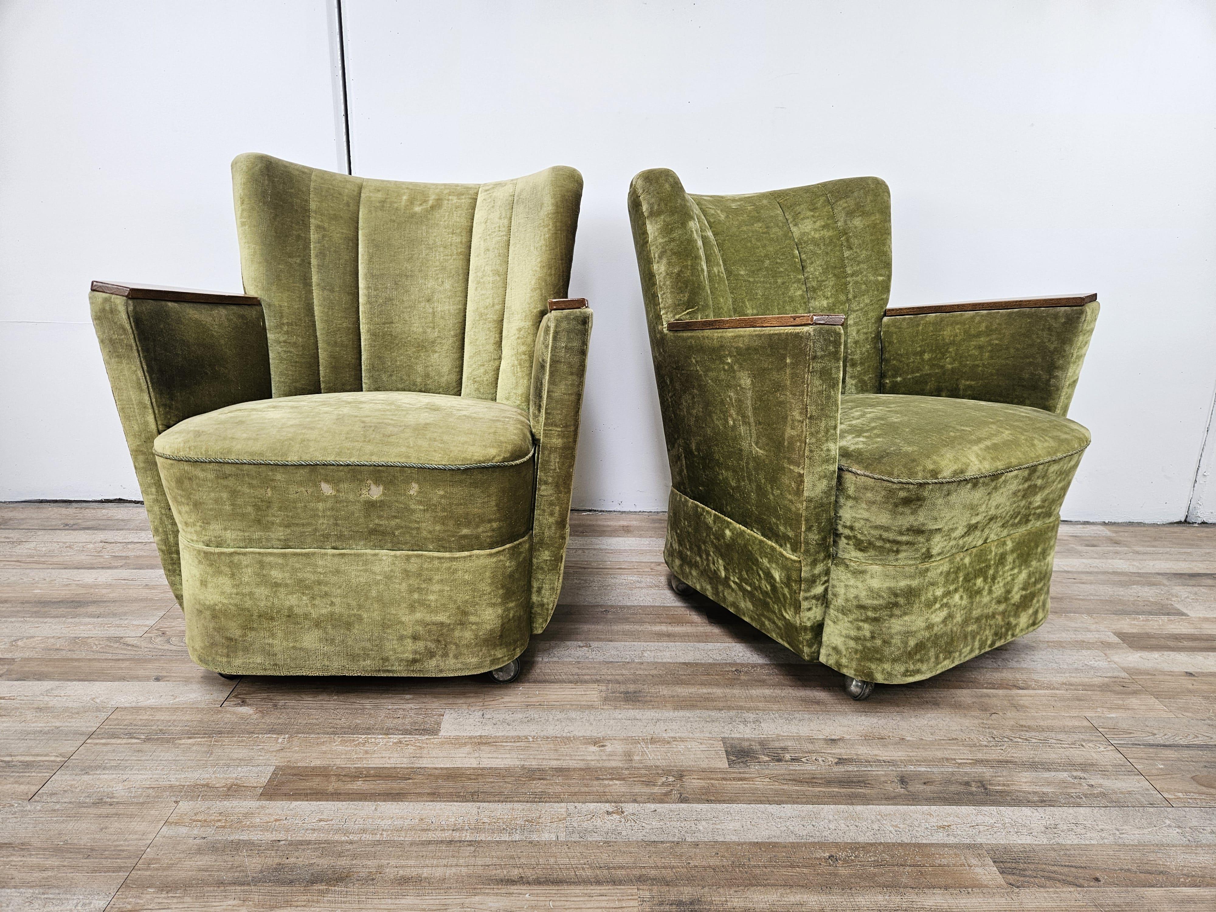 German Ensemble de quatre fauteuils de cocktail des années 1950 en tissu vert avec roulettes en vente