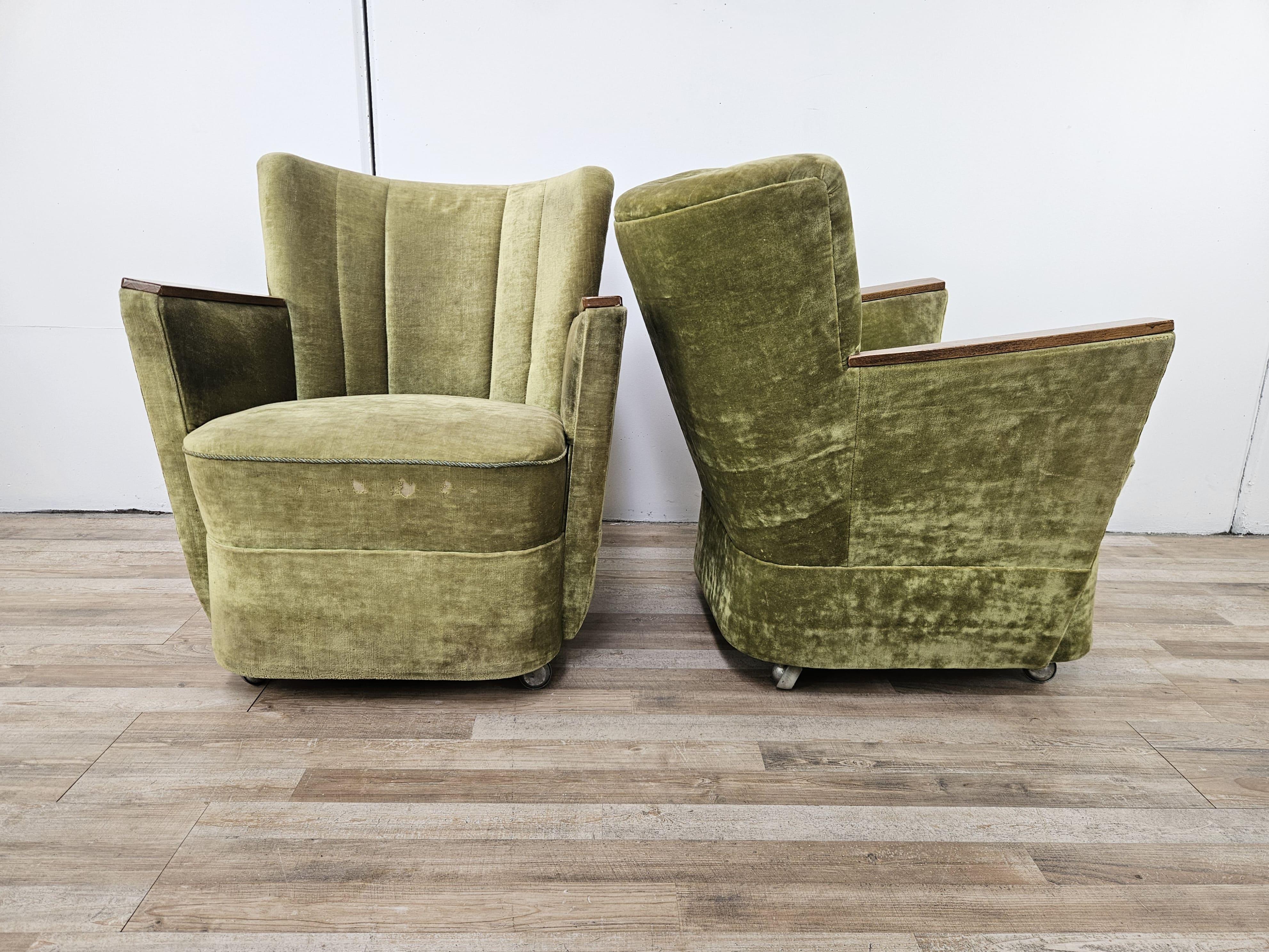 Ensemble de quatre fauteuils de cocktail des années 1950 en tissu vert avec roulettes Bon état - En vente à Premariacco, IT