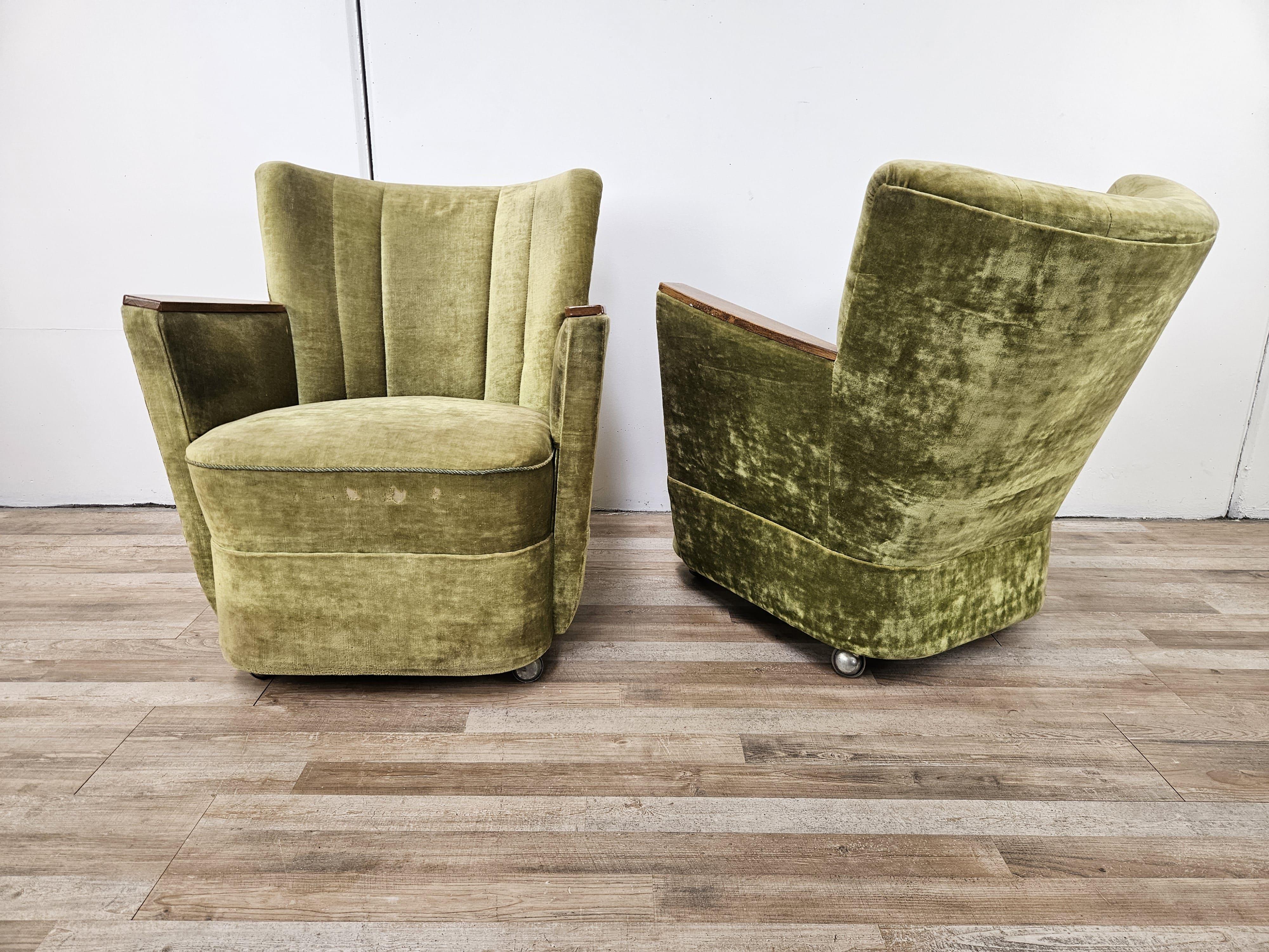 Mid-20th Century Ensemble de quatre fauteuils de cocktail des années 1950 en tissu vert avec roulettes en vente