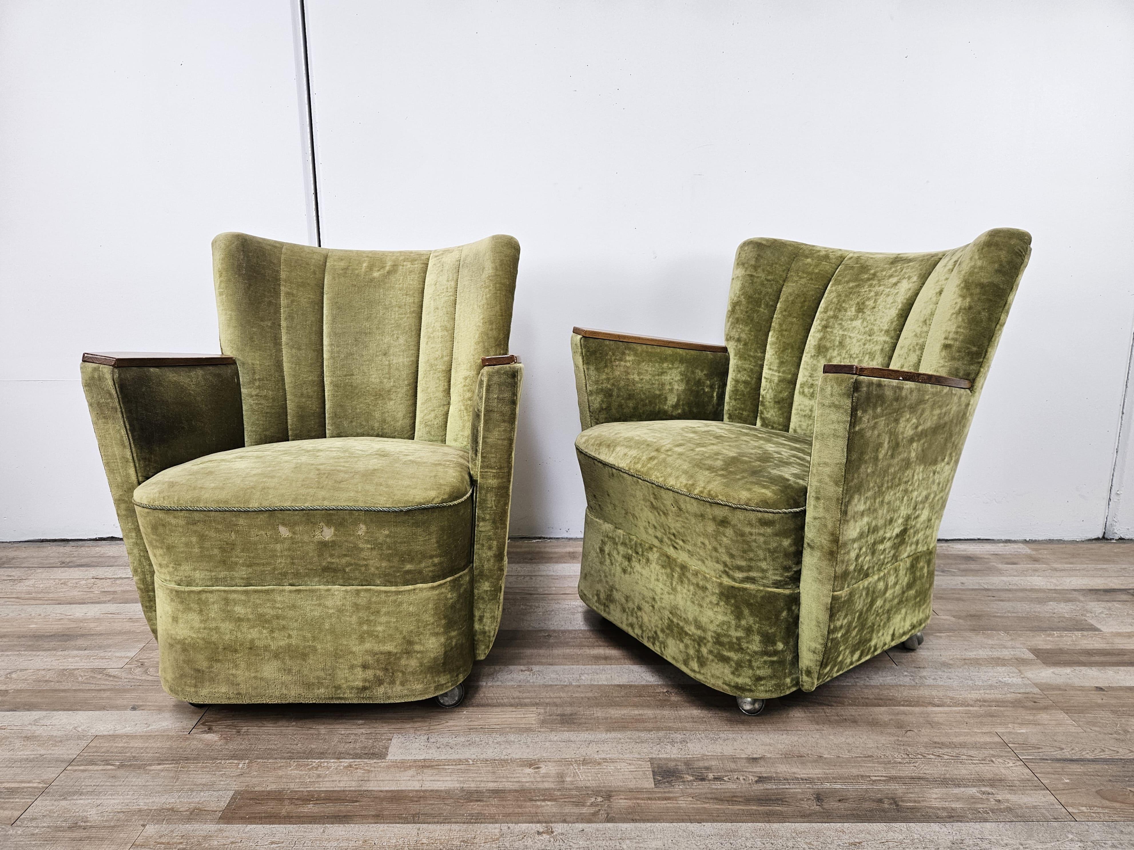 Métal Ensemble de quatre fauteuils de cocktail des années 1950 en tissu vert avec roulettes en vente