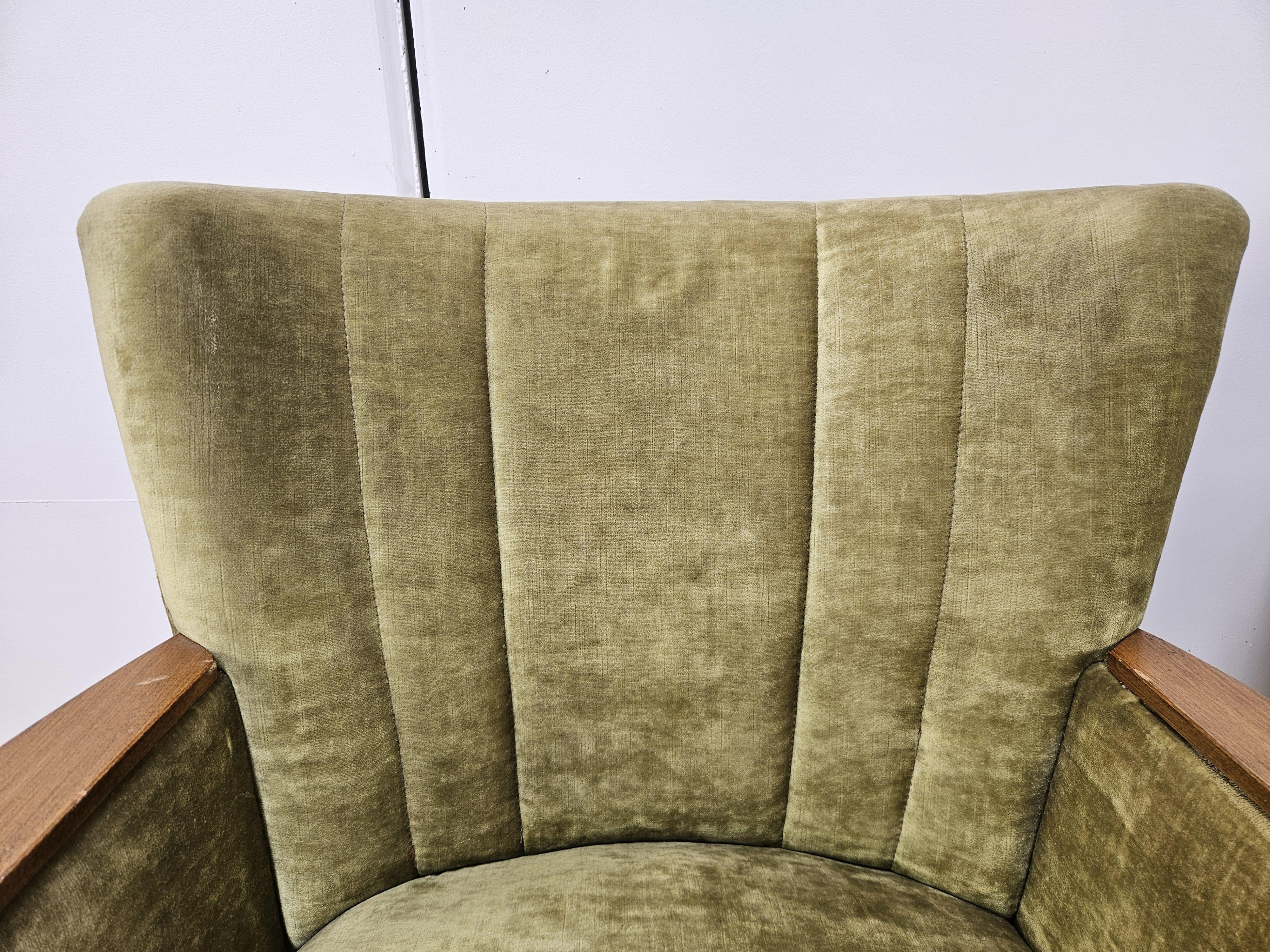 Ensemble de quatre fauteuils de cocktail des années 1950 en tissu vert avec roulettes en vente 1