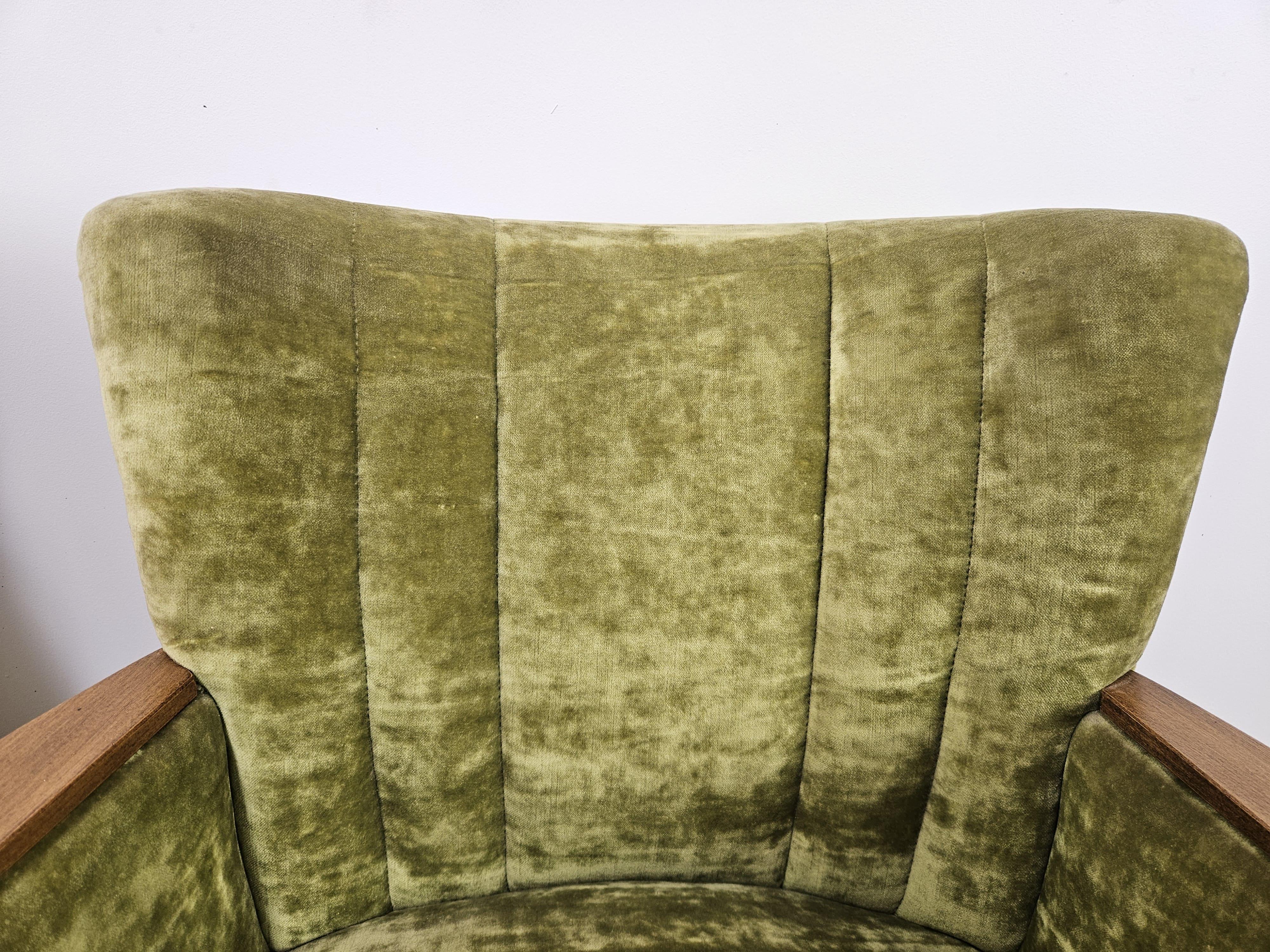 Ensemble de quatre fauteuils de cocktail des années 1950 en tissu vert avec roulettes en vente 2