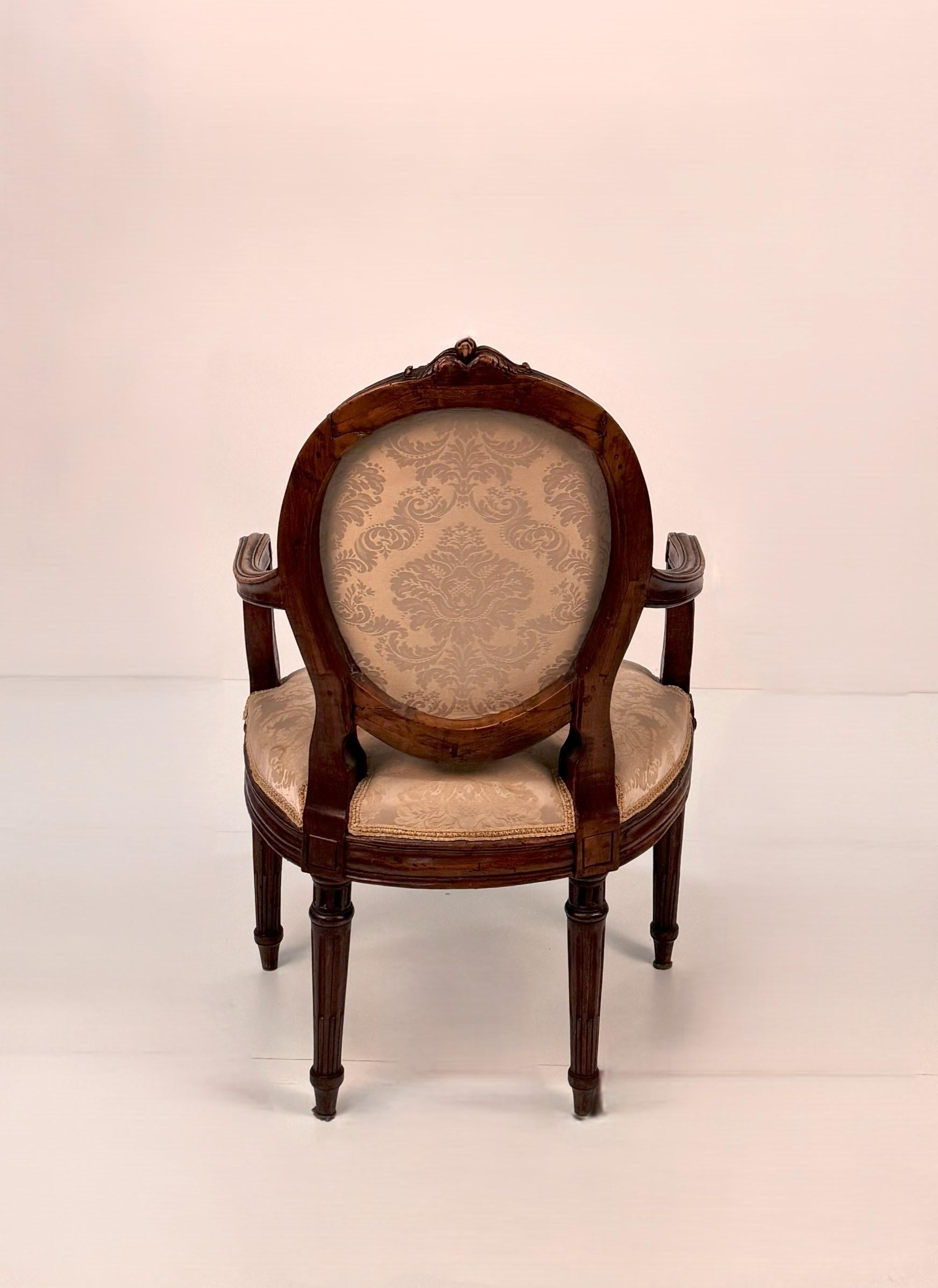18th Century Set di quattro poltrone in noce, Piemonte, fine XVIII secolo in vendita