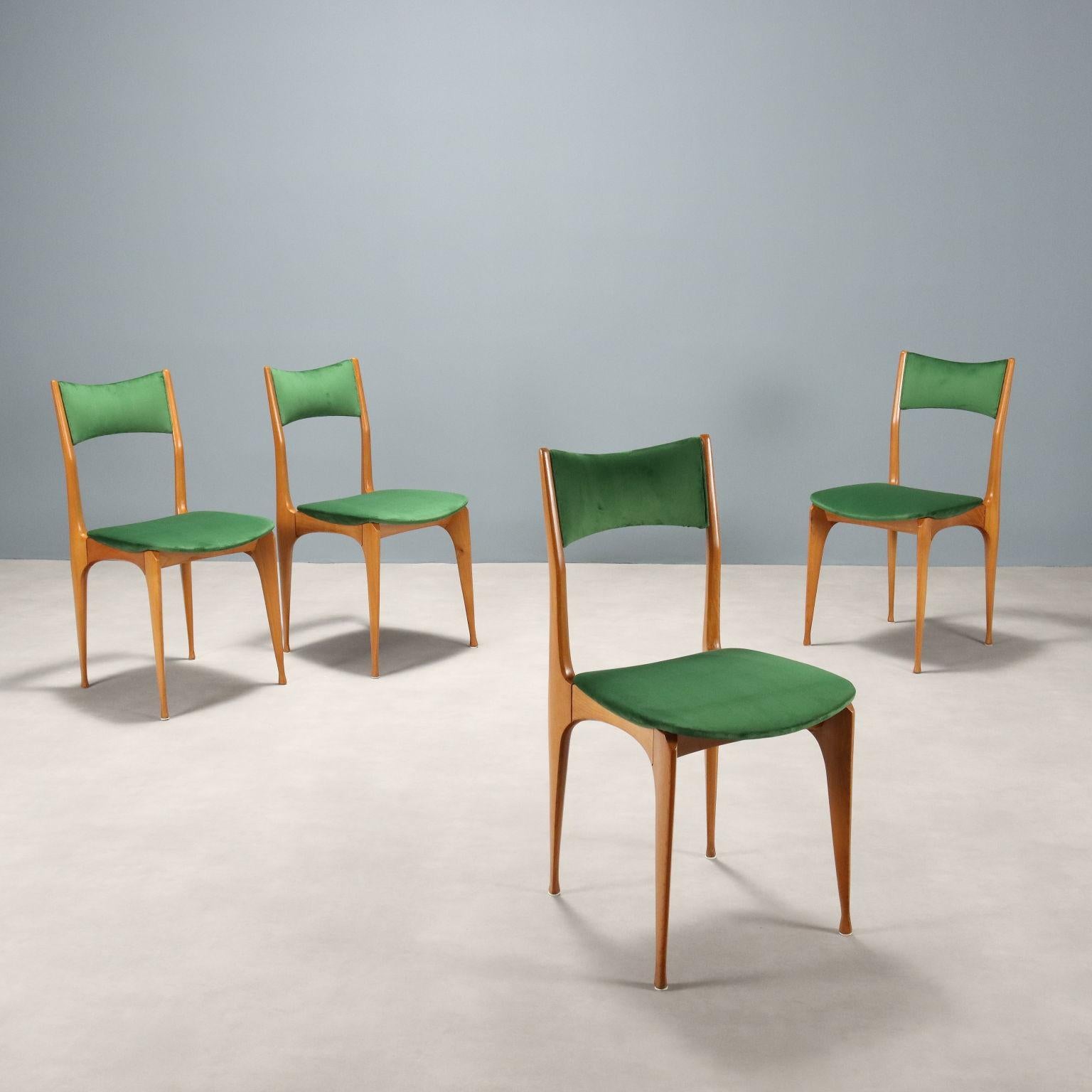 Set di quattro sedie da pranzo vintage con struttura in legno di frassino, seduta e schienale appena rifatti con tessuto verde smeraldo.