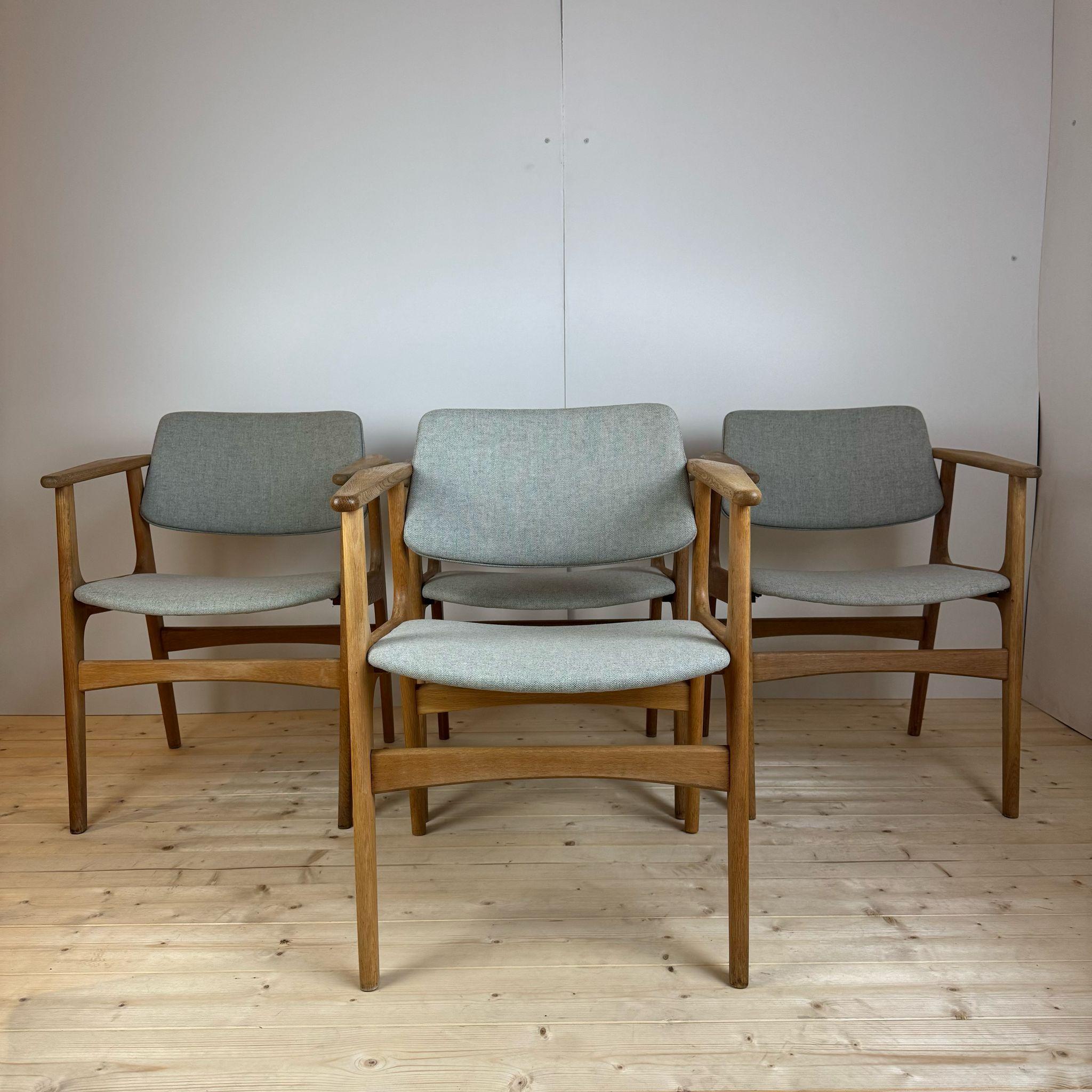 Bois de feuillus Ensemble de quatre chaises avec accoudoirs, Danemark 1960 en vente