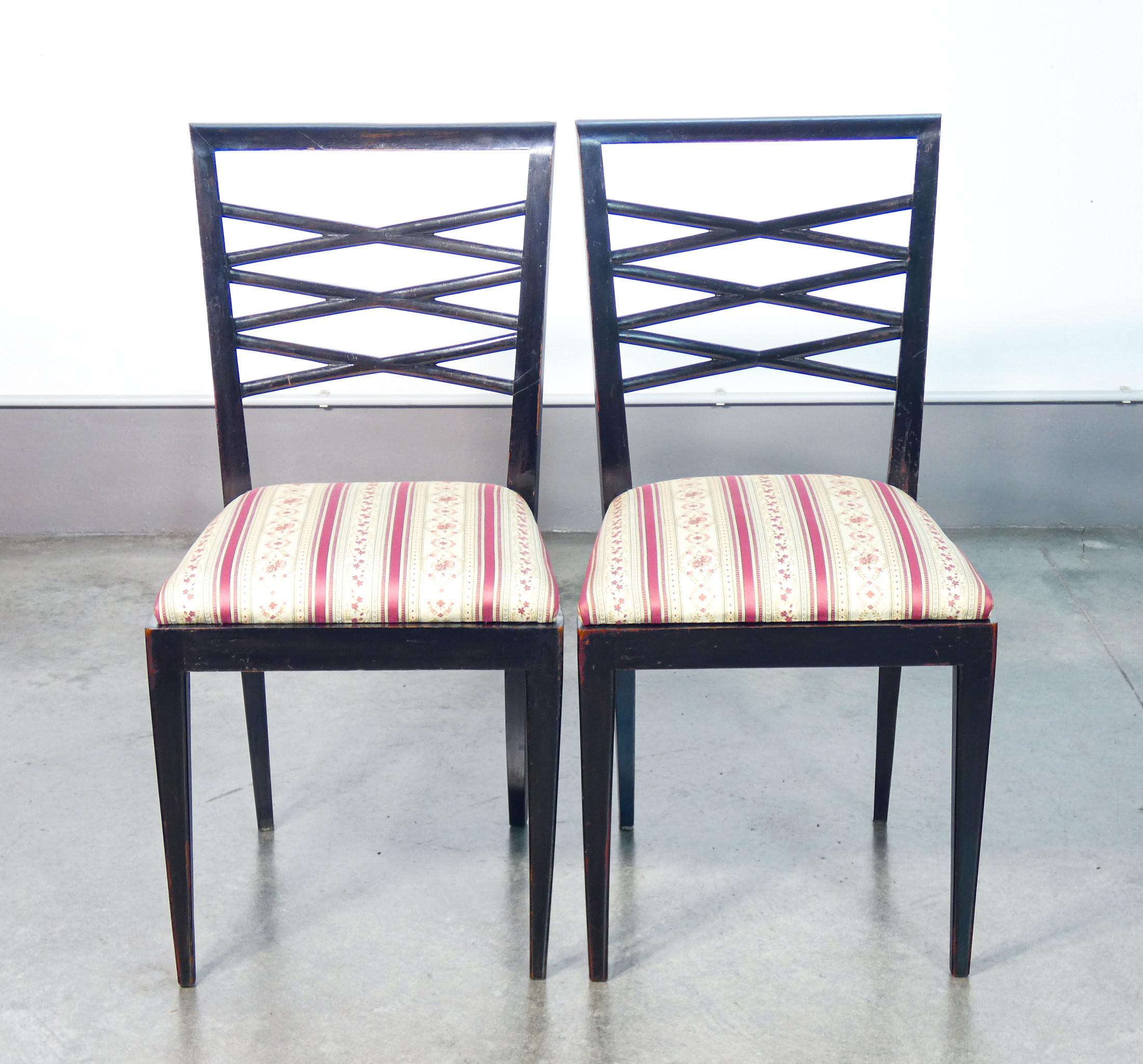 Set di quattro sedie di design italiano degli anni 40, in legno laccato nero For Sale 4