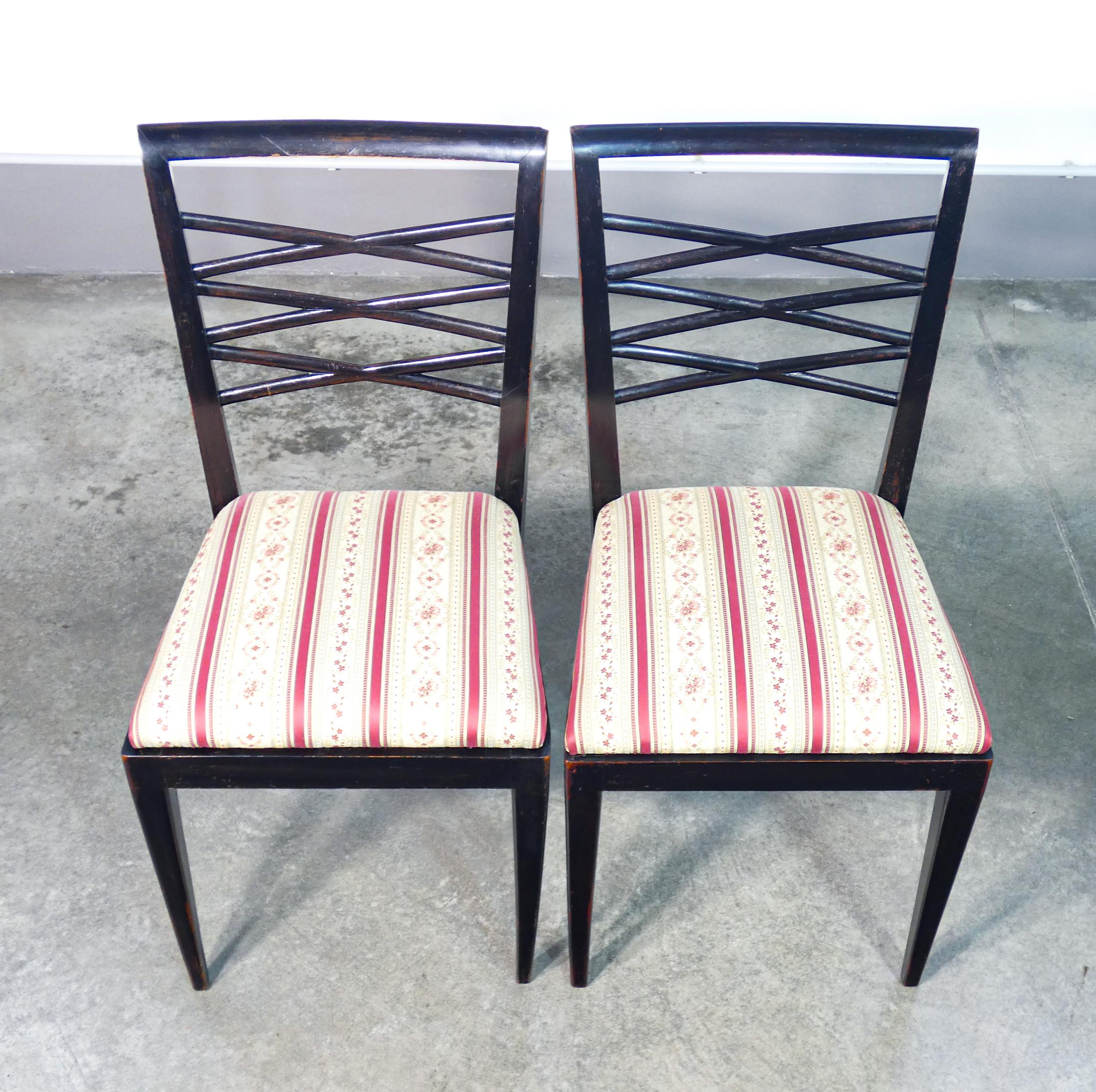 Set di quattro sedie di design italiano degli anni 40, in legno laccato nero For Sale 5