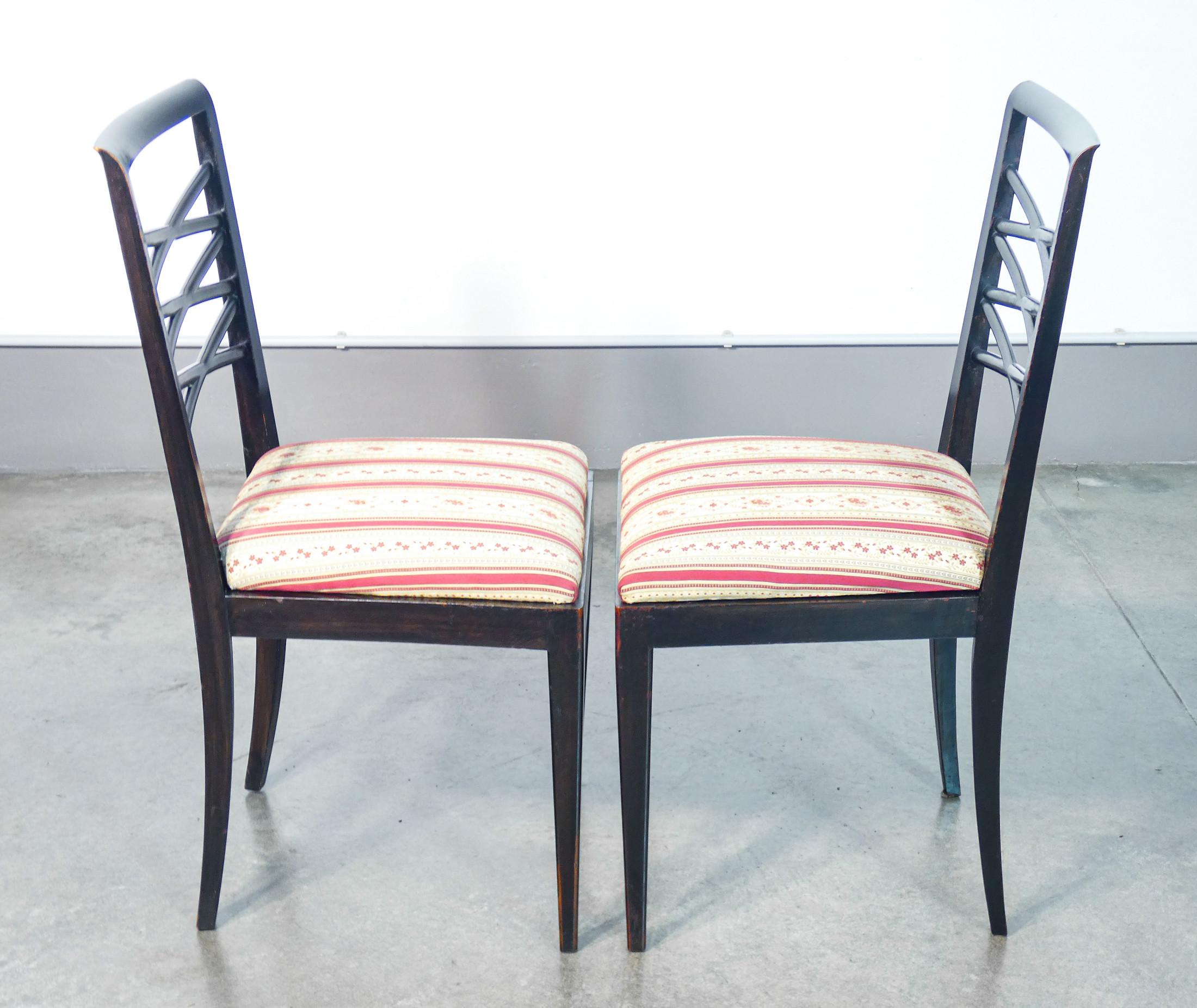 Set di quattro sedie di design italiano degli anni 40, in legno laccato nero For Sale 6