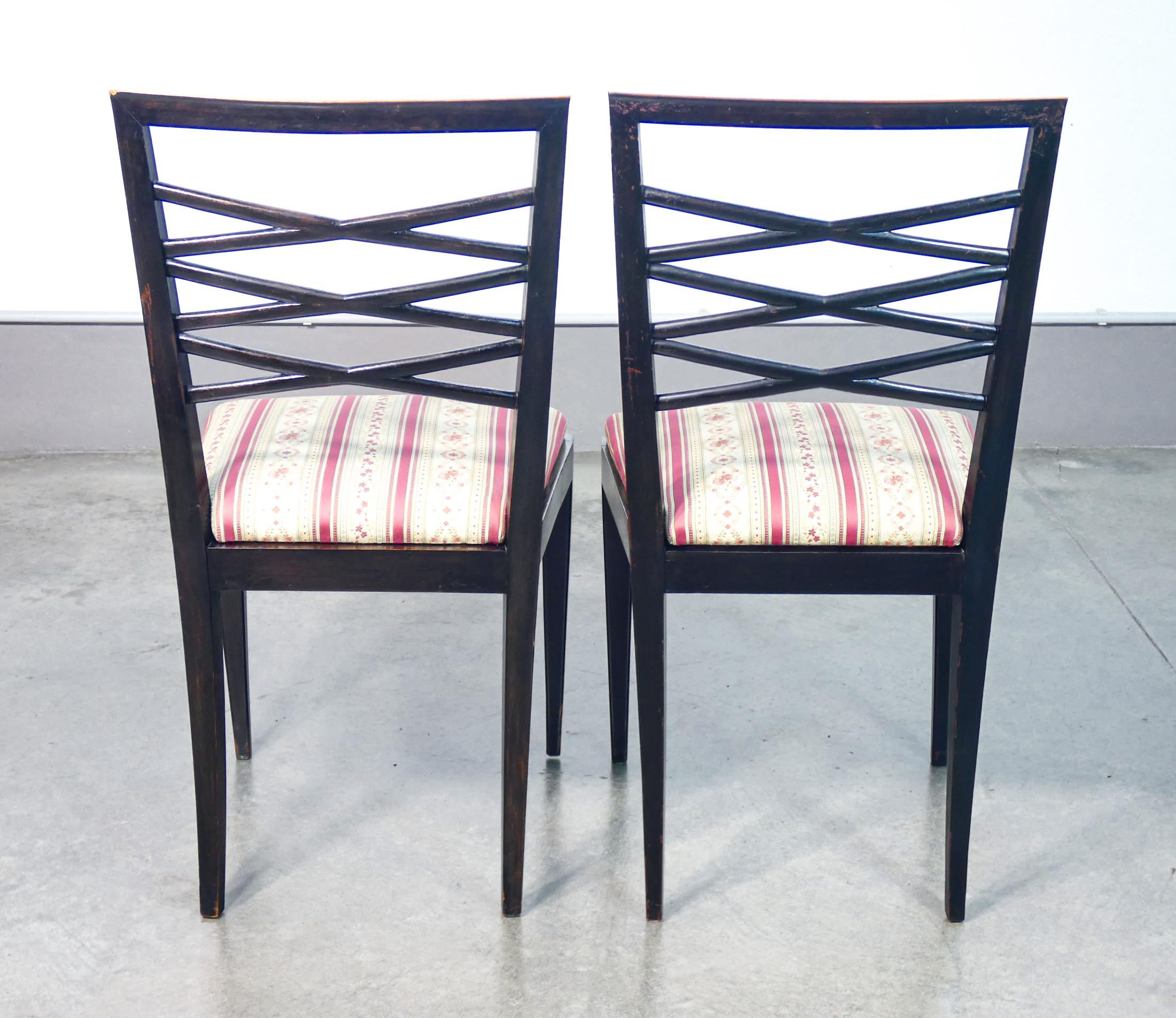 Set di quattro sedie di design italiano degli anni 40, in legno laccato nero For Sale 7