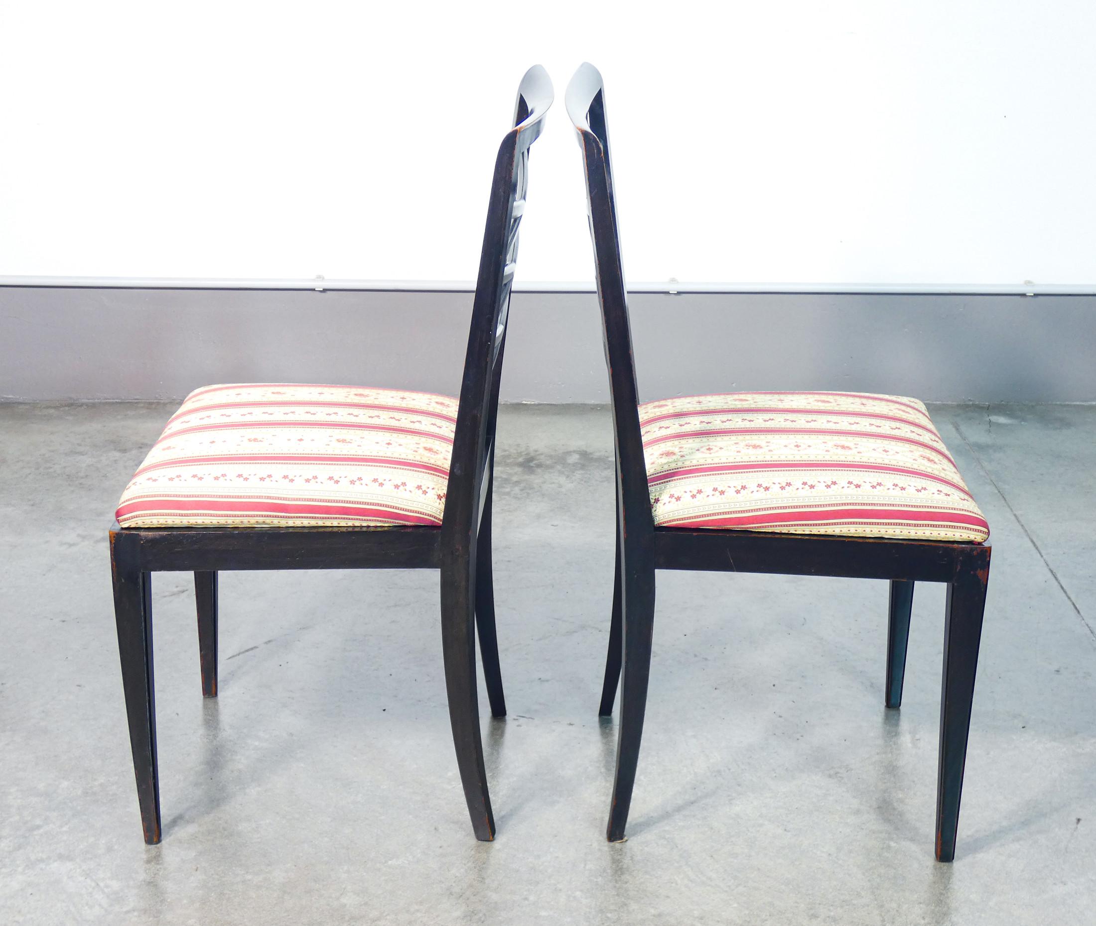 Set di quattro sedie di design italiano degli anni 40, in legno laccato nero For Sale 8