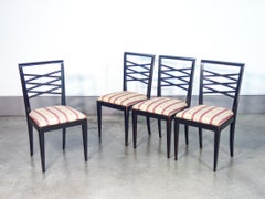Ensemble de quatre chaises design italiennes des années 1940 en bois laqué noir