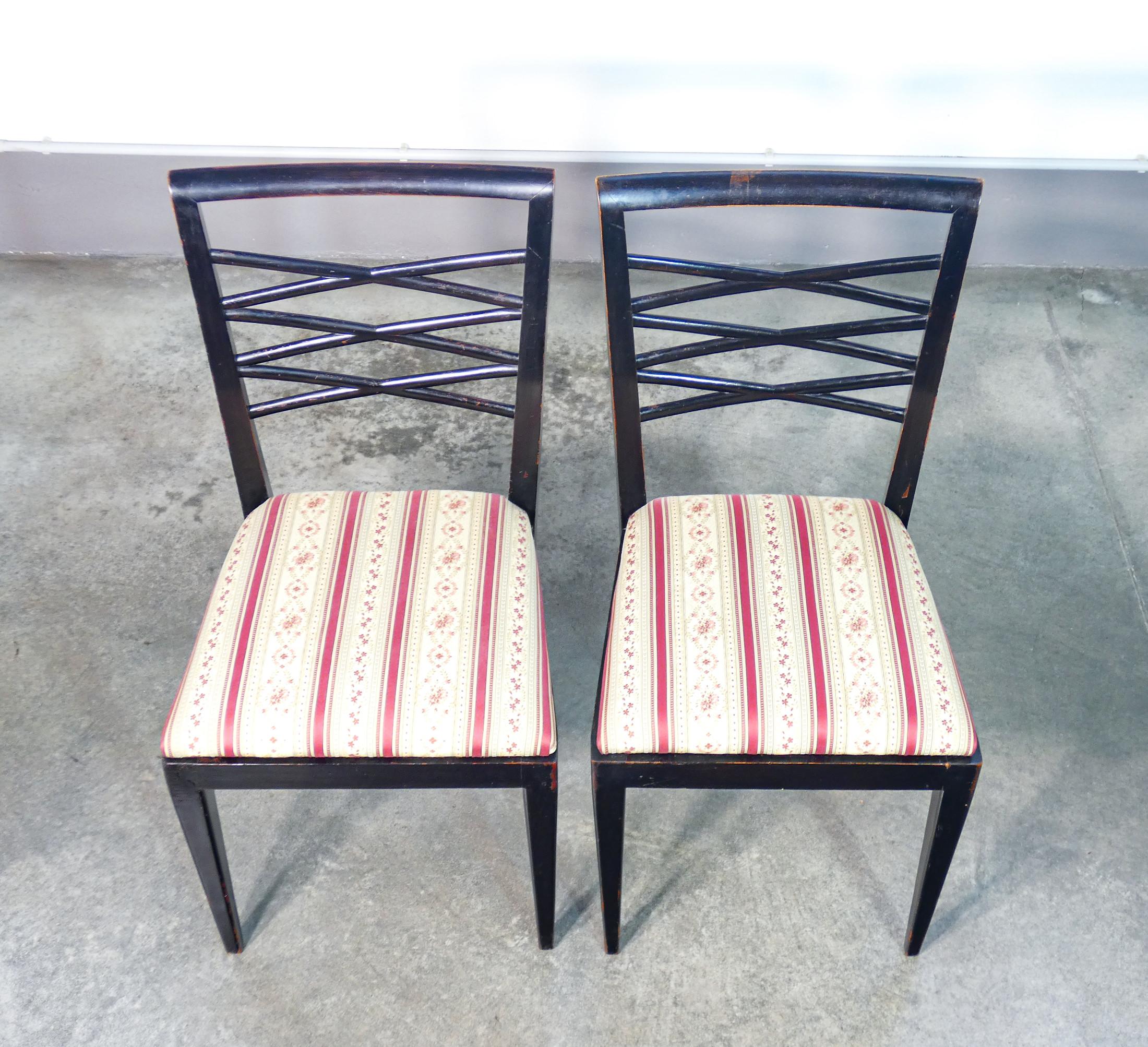 Mid-20th Century Set di quattro sedie di design italiano degli anni 40, in legno laccato nero For Sale