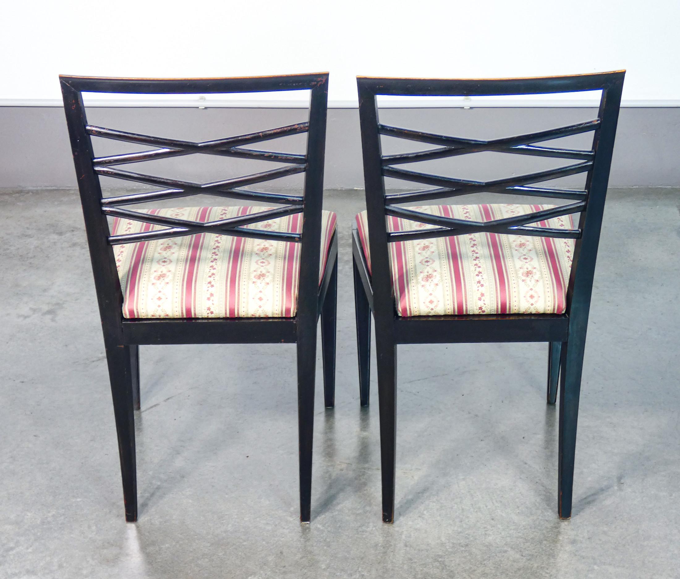 Set di quattro sedie di design italiano degli anni 40, in legno laccato nero For Sale 1