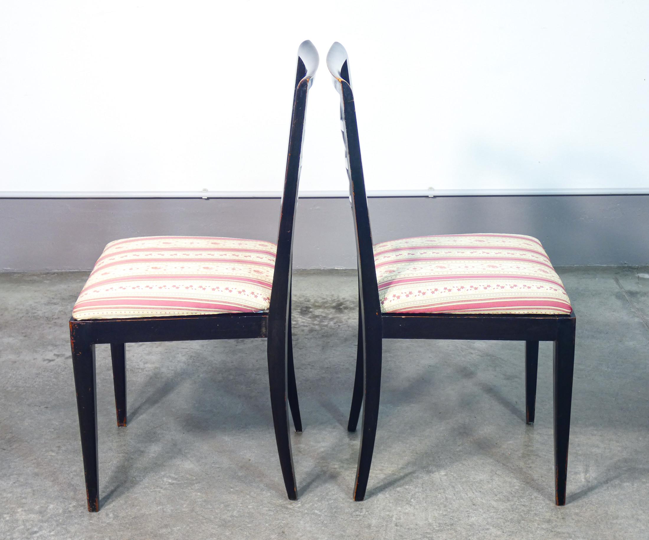 Set di quattro sedie di design italiano degli anni 40, in legno laccato nero For Sale 2