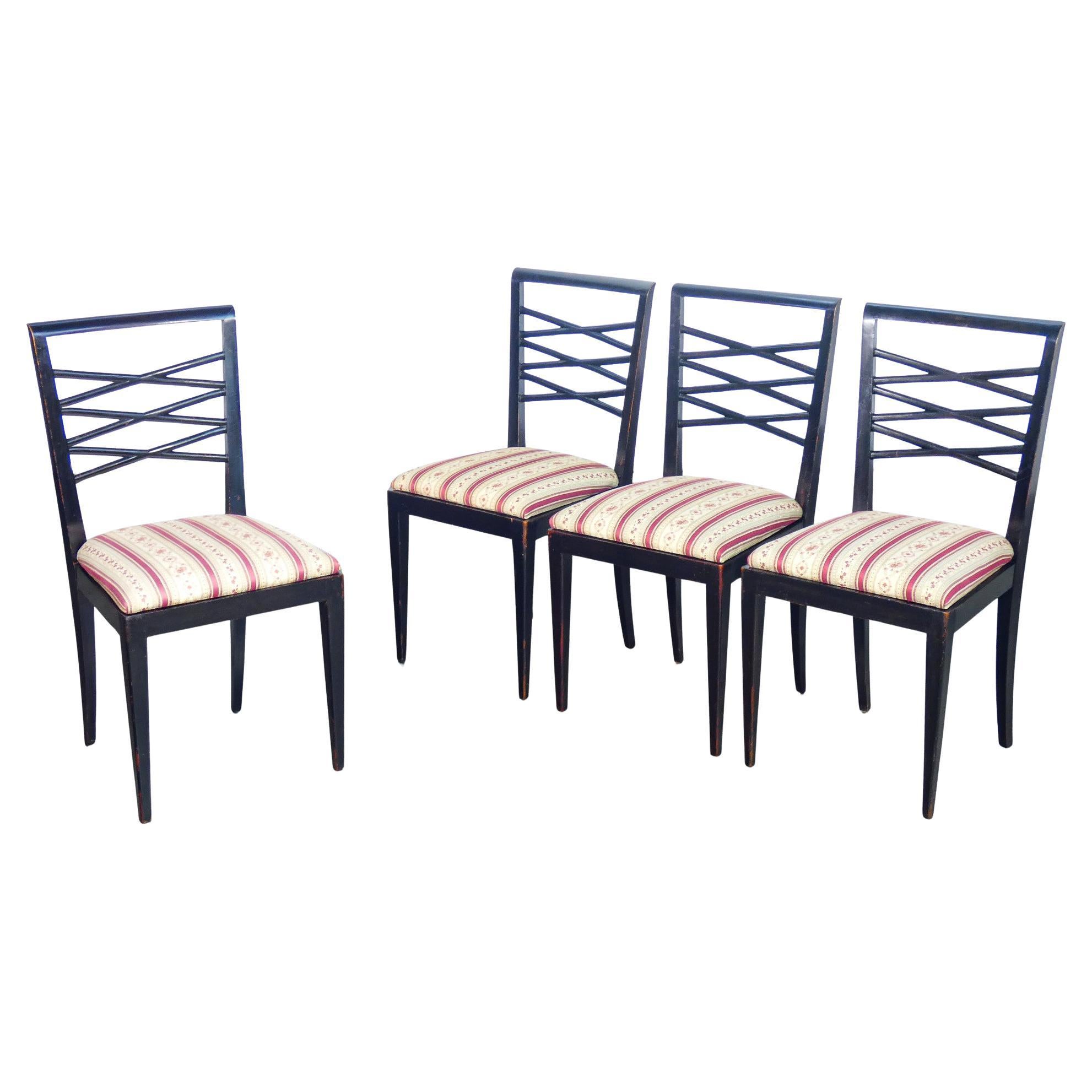 Set di quattro sedie di design italiano degli anni 40, in legno laccato nero