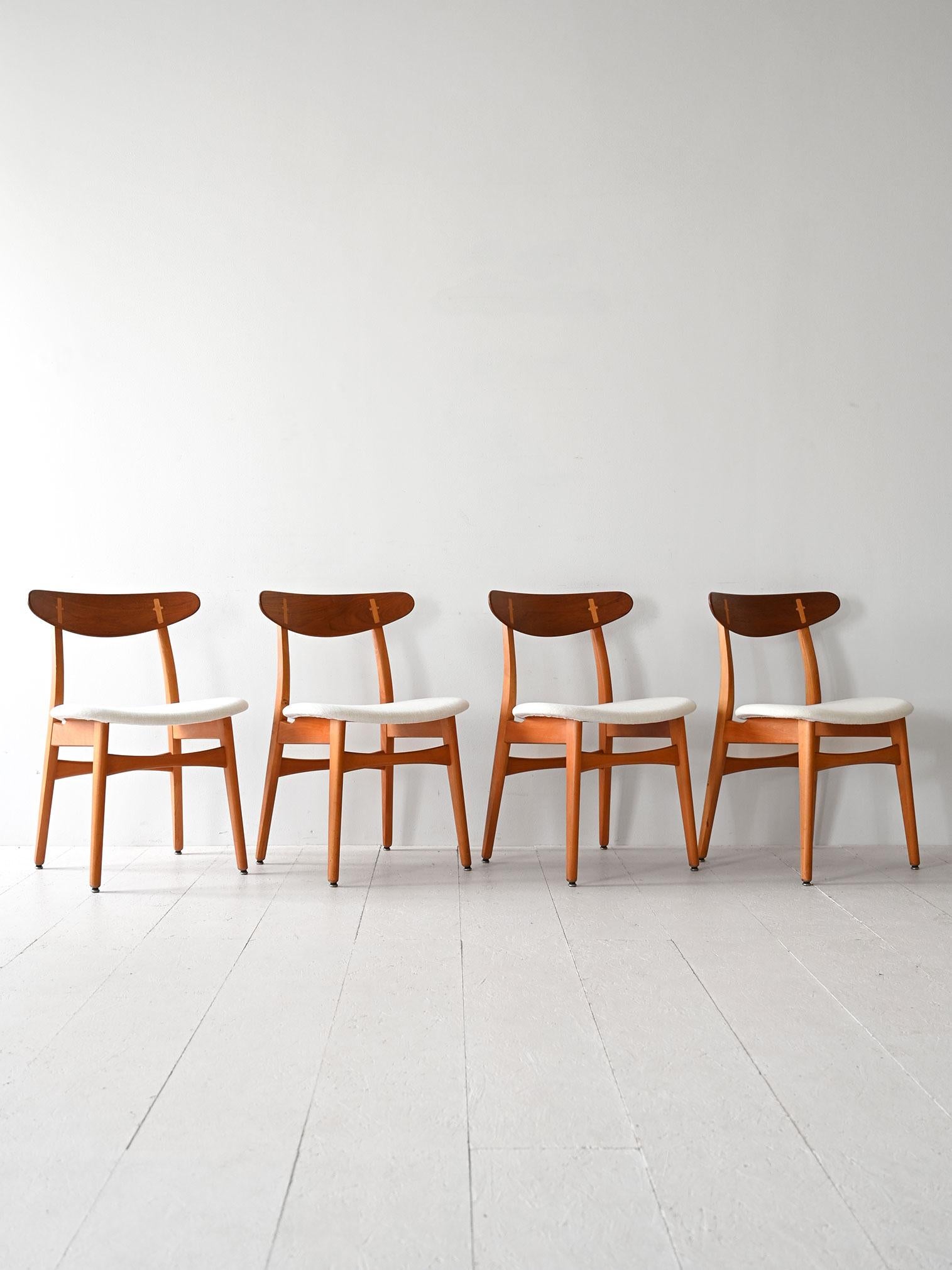 Ensemble de 4 chaises modèle CH-30 de Hans Wegner avec structure en bouleau et dossier en teck. L'assise est rembourrée et doublée d'un tissu léger.

Bon état. Il peut présenter des signes du temps. Veuillez prêter attention aux