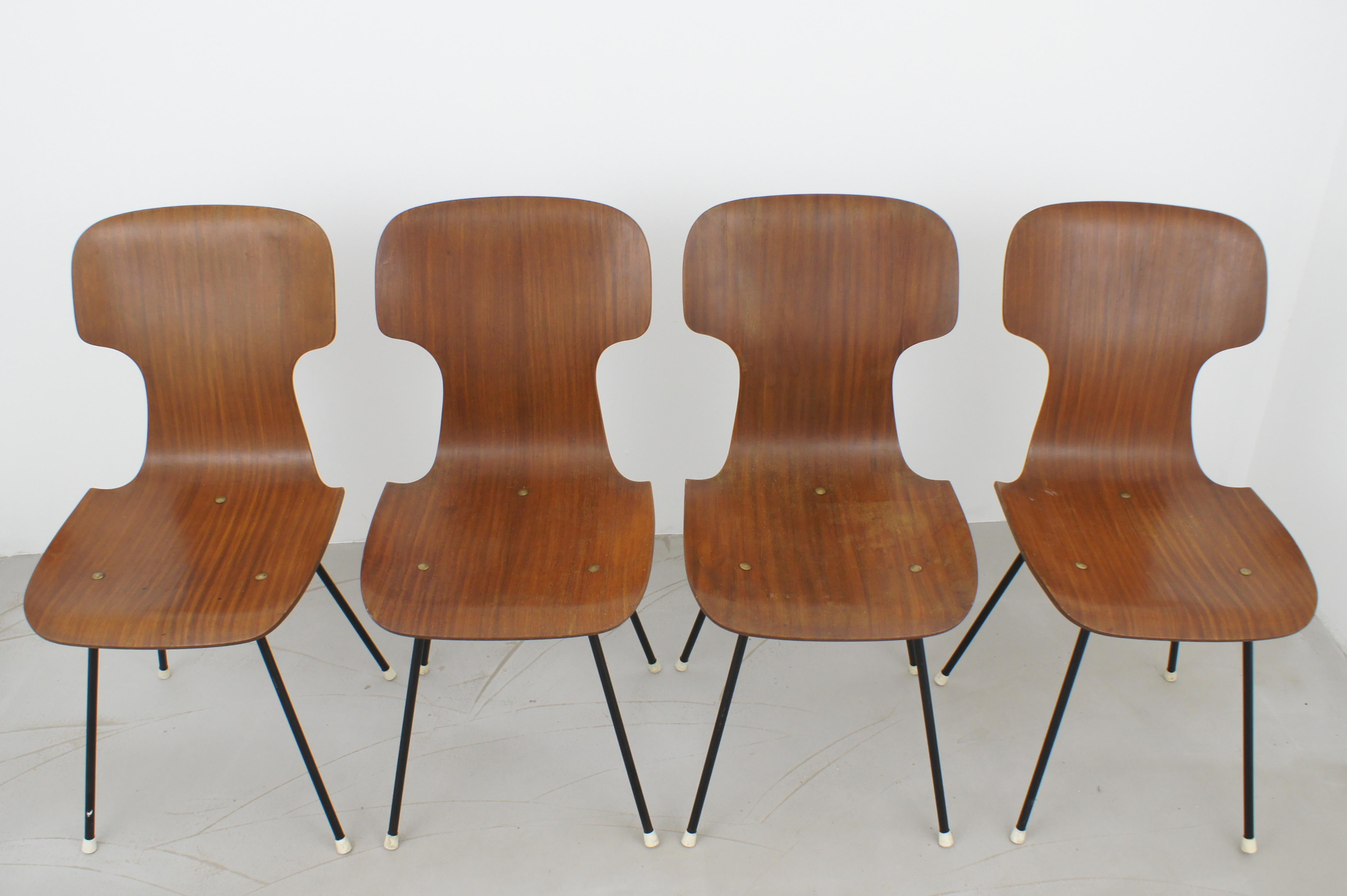 Mid-Century Modern Set of four 1960s Italian bentwood chairs in the style of Carlo Ratti For Sale