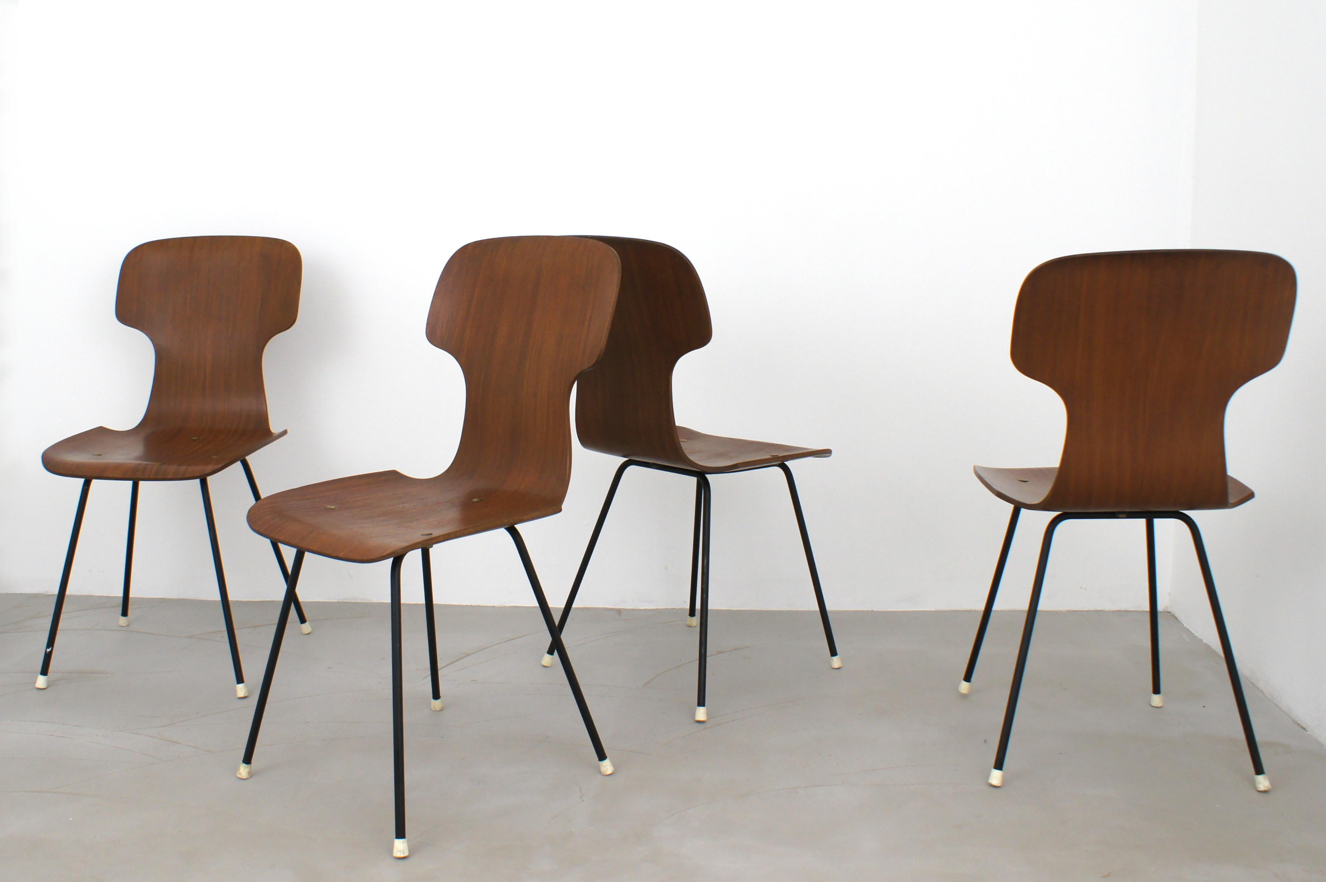 Set of four 1960s Italian bentwood chairs in the style of Carlo Ratti For Sale 1