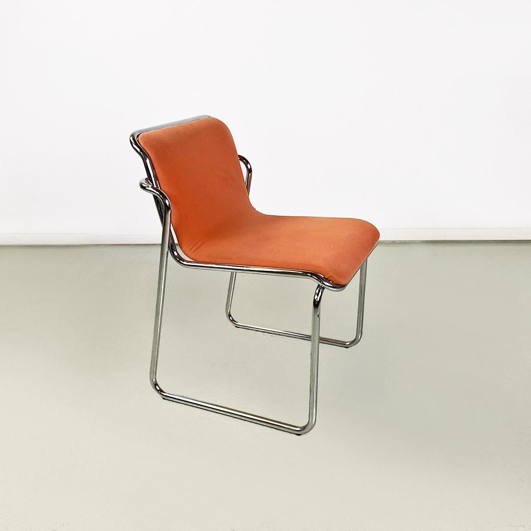 Italienischer moderner Satz von vier Stühlen aus Stahl und rosa Stoff, 1970er Jahre (Moderne) im Angebot