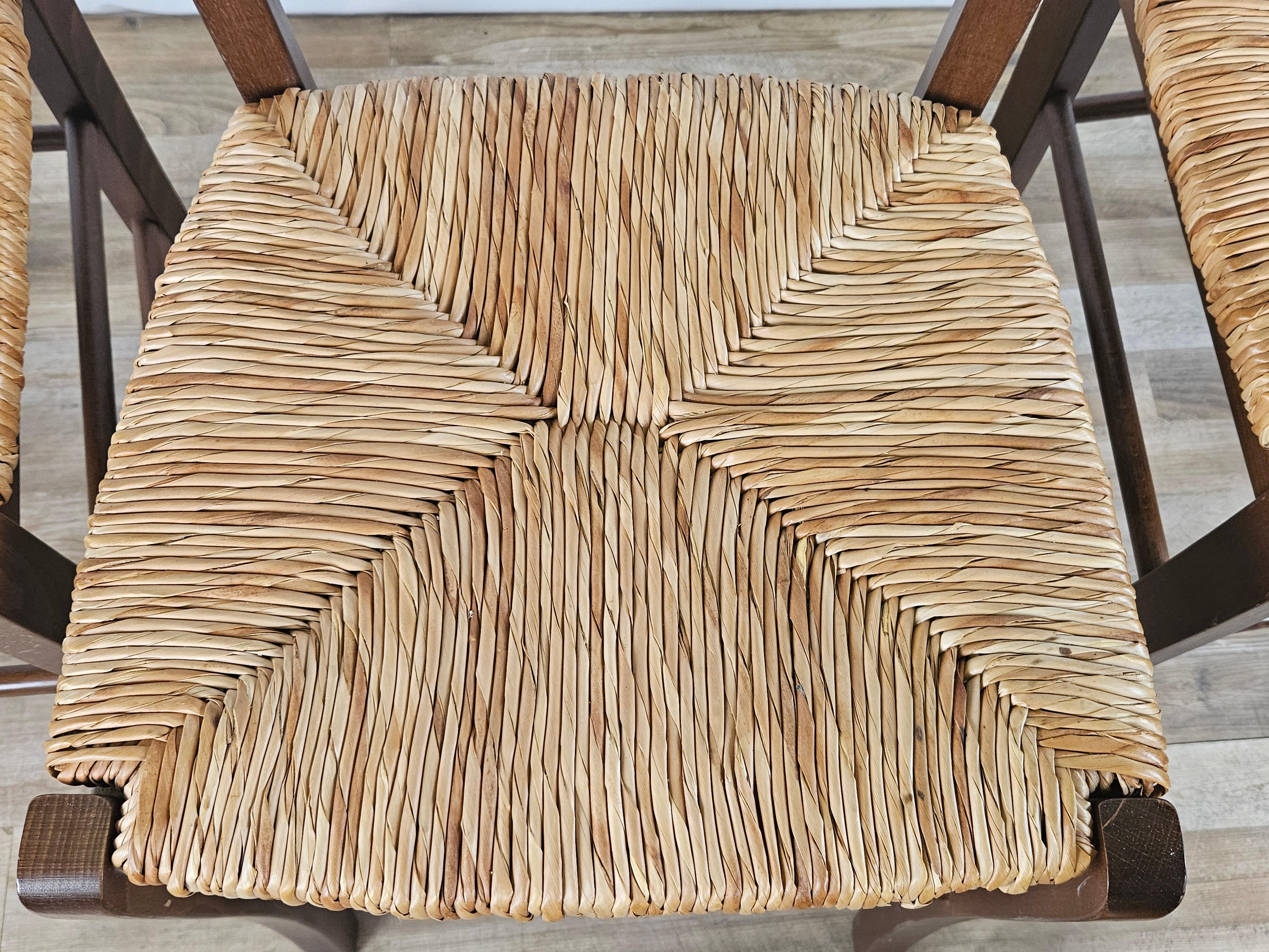 Set of four dining room chairs made of wood and straw For Sale 3