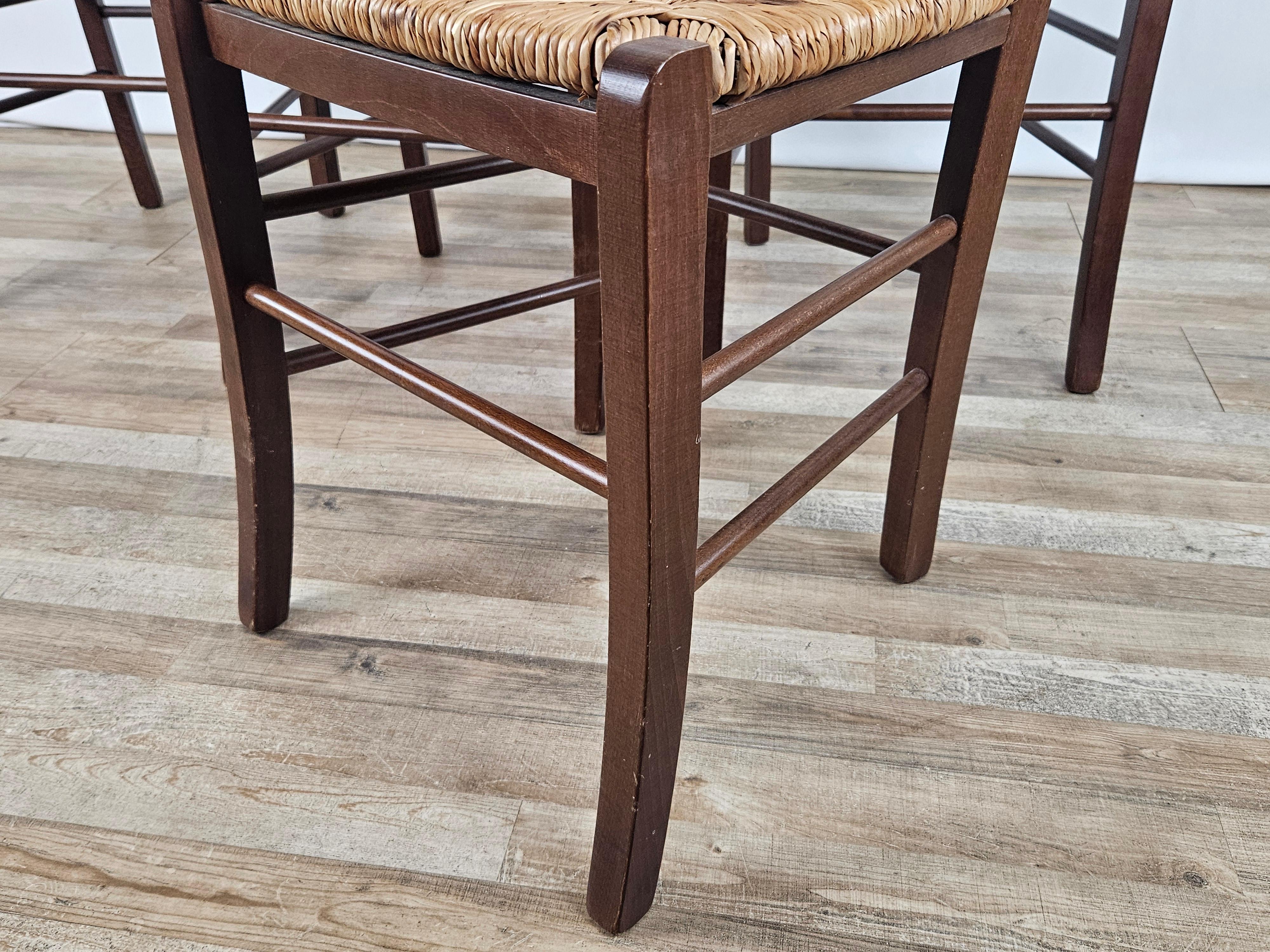 Set of four dining room chairs made of wood and straw For Sale 6