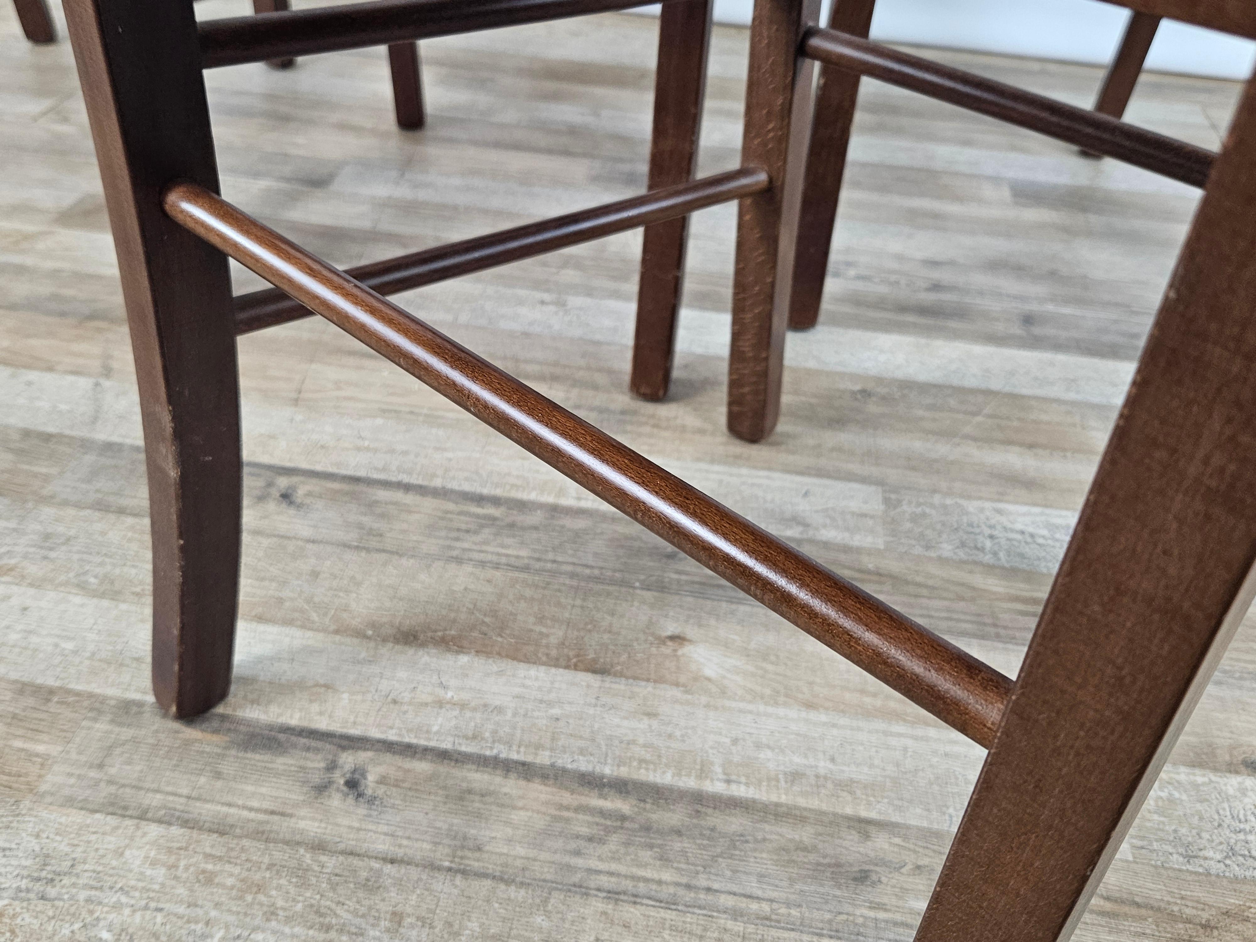 Set of four dining room chairs made of wood and straw For Sale 8