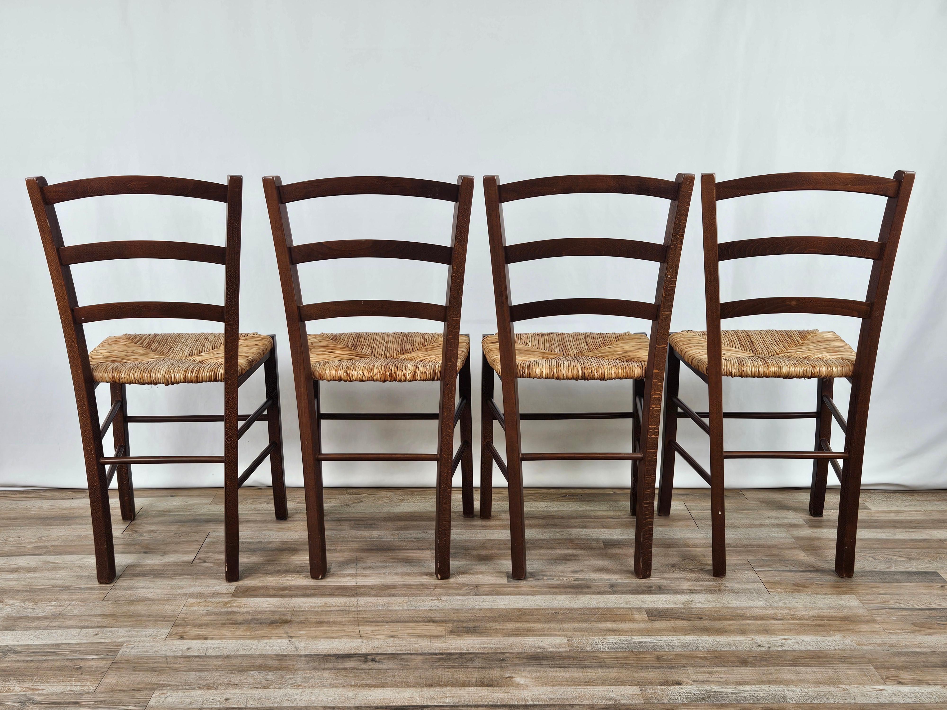 Italian Set of four dining room chairs made of wood and straw For Sale