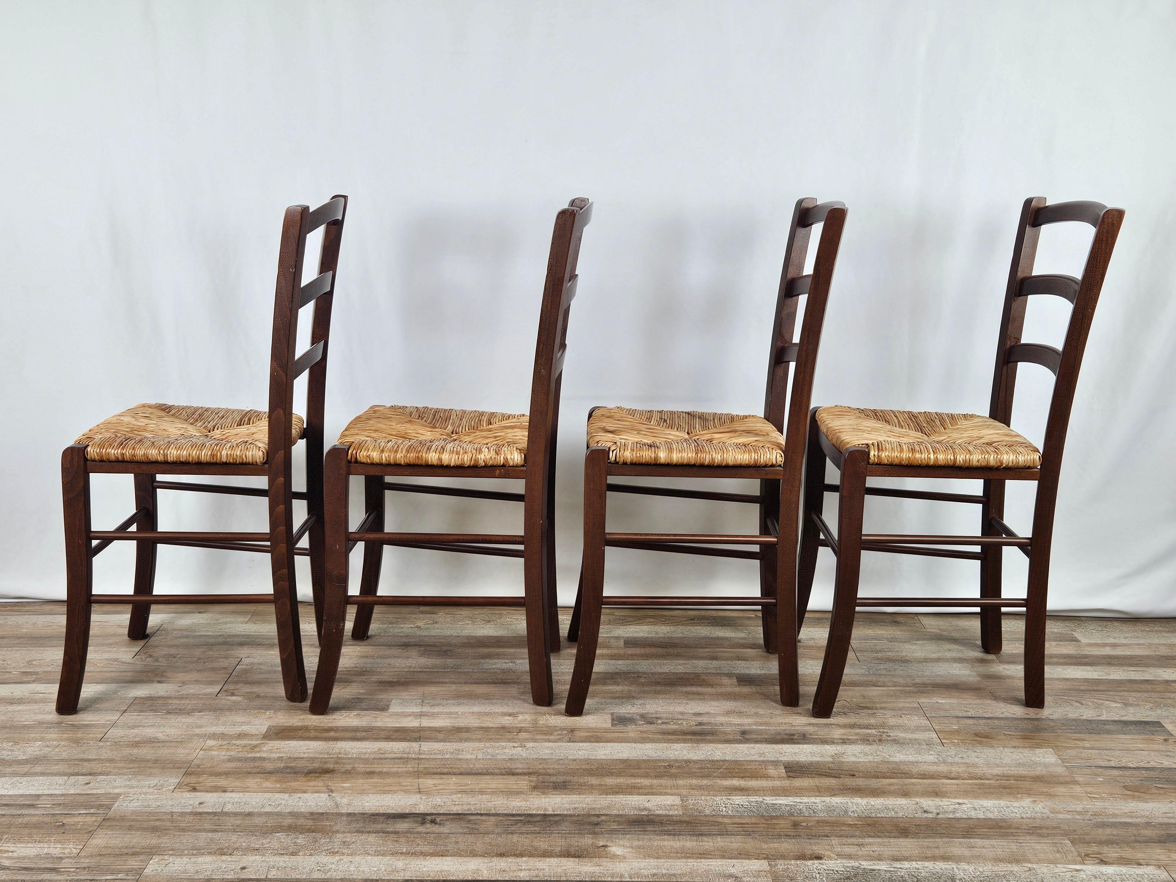 Satz von vier Esszimmerstühlen aus Holz und Stroh im Zustand „Gut“ im Angebot in Premariacco, IT