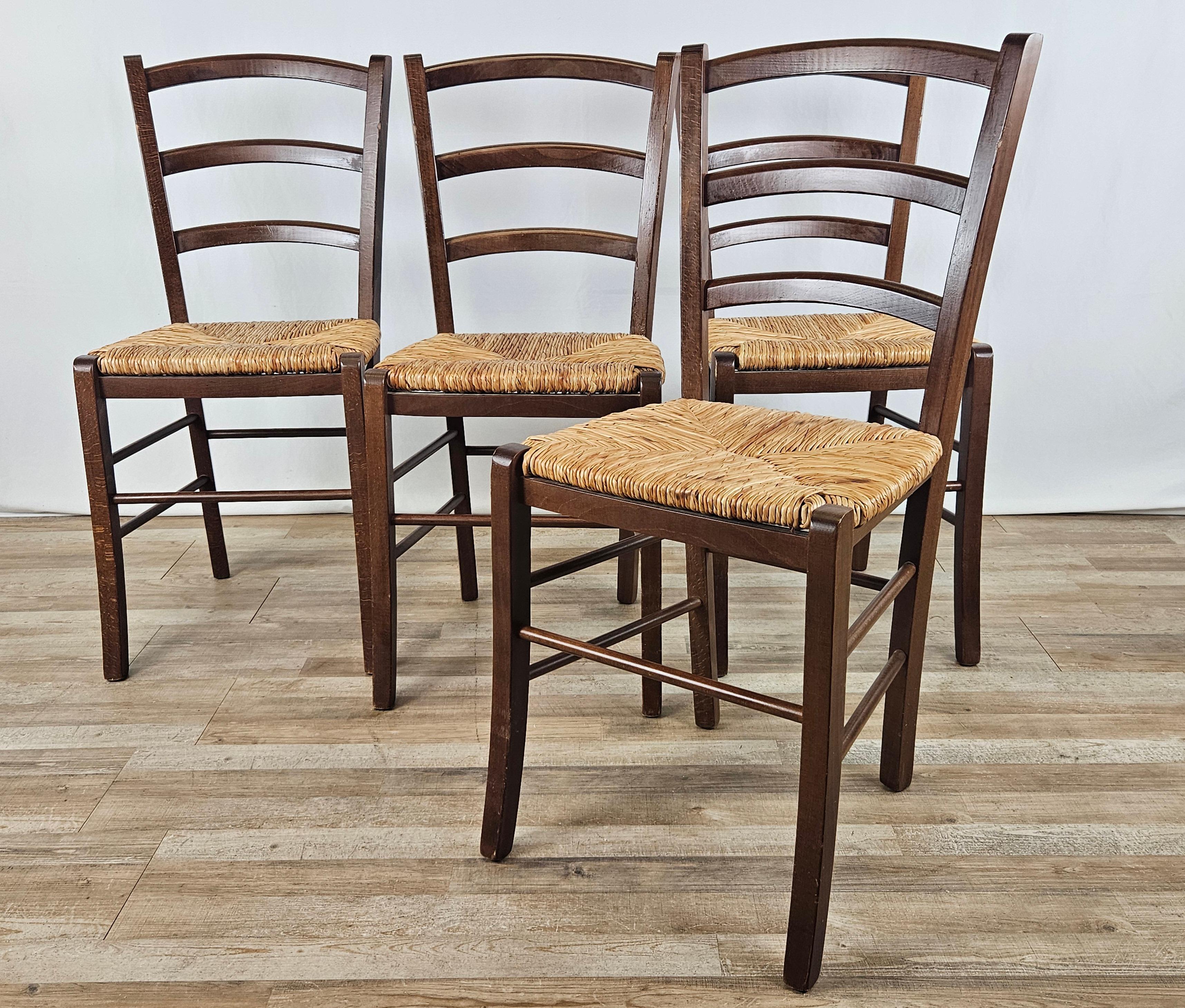 Satz von vier Esszimmerstühlen aus Holz und Stroh (Late 20th Century) im Angebot