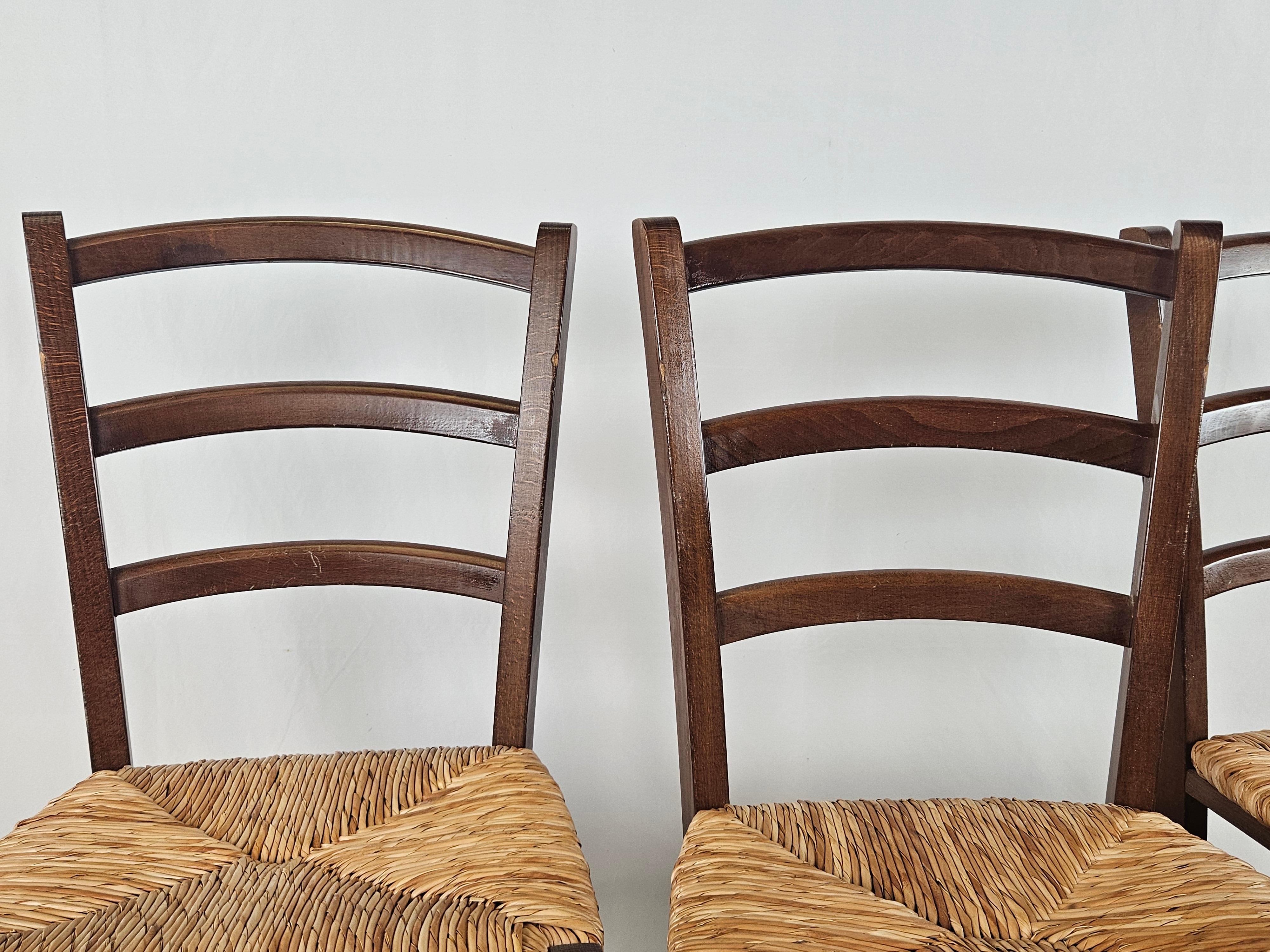 Straw Set of four dining room chairs made of wood and straw For Sale