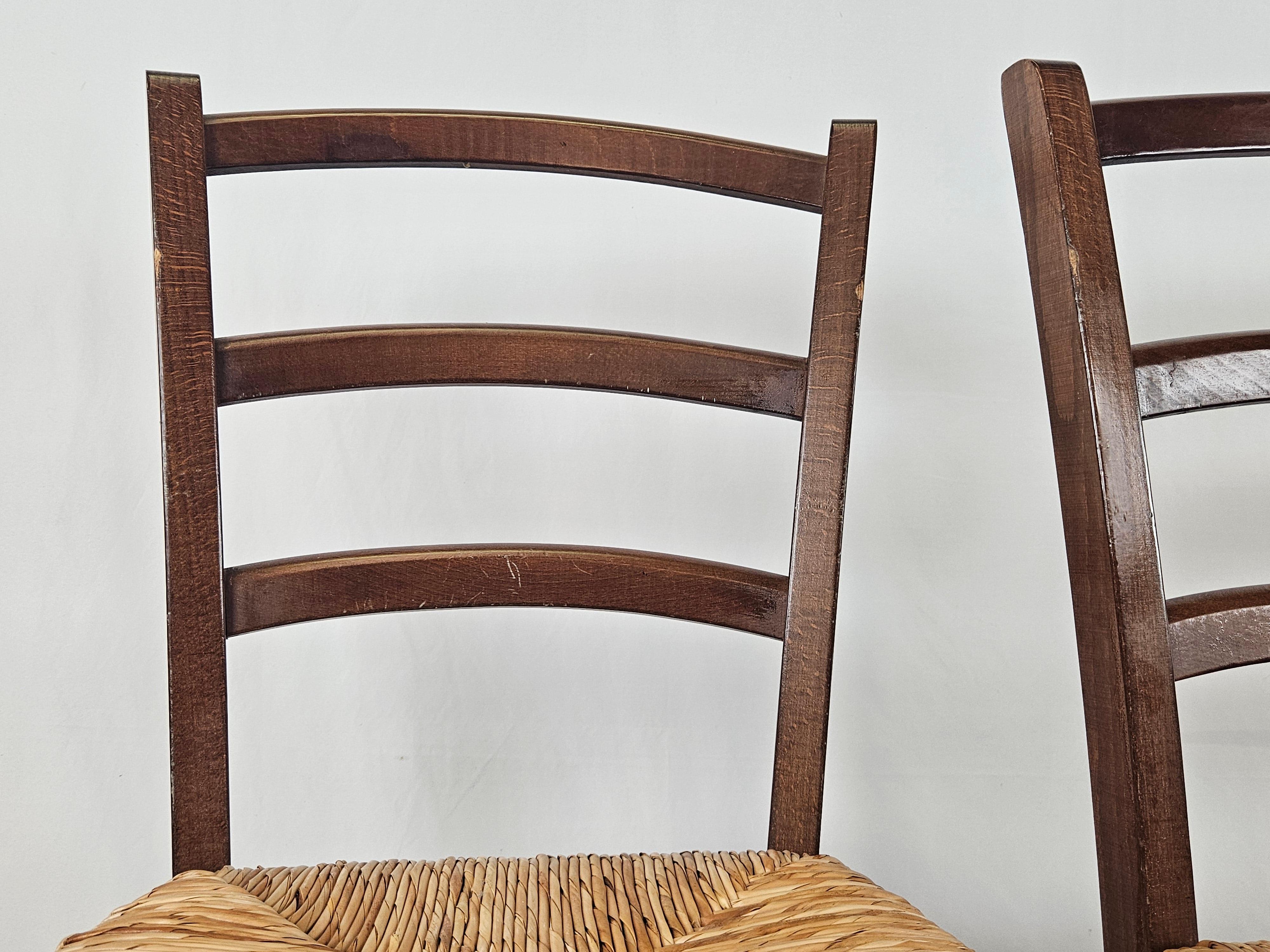 Set of four dining room chairs made of wood and straw For Sale 1