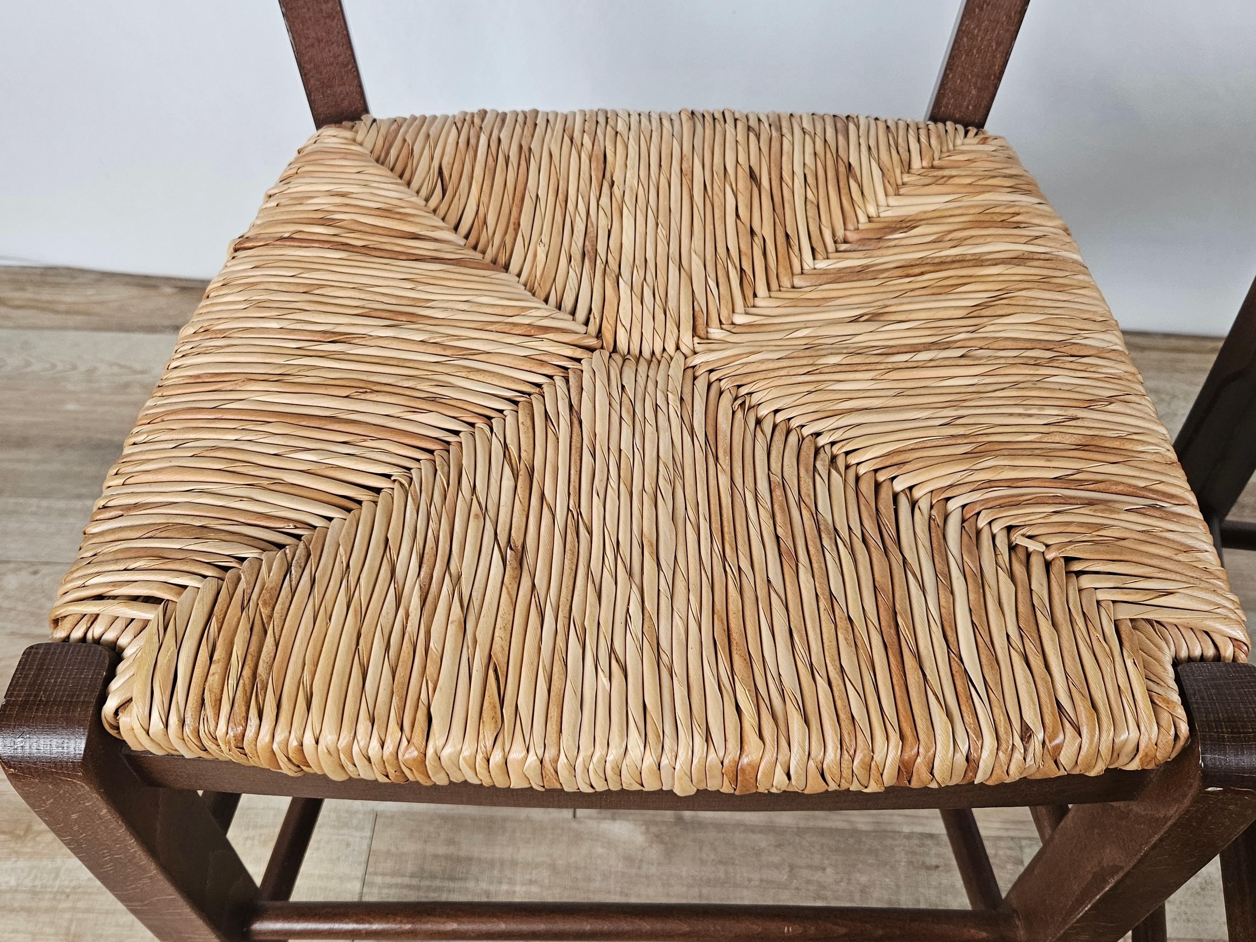 Set of four dining room chairs made of wood and straw For Sale 2