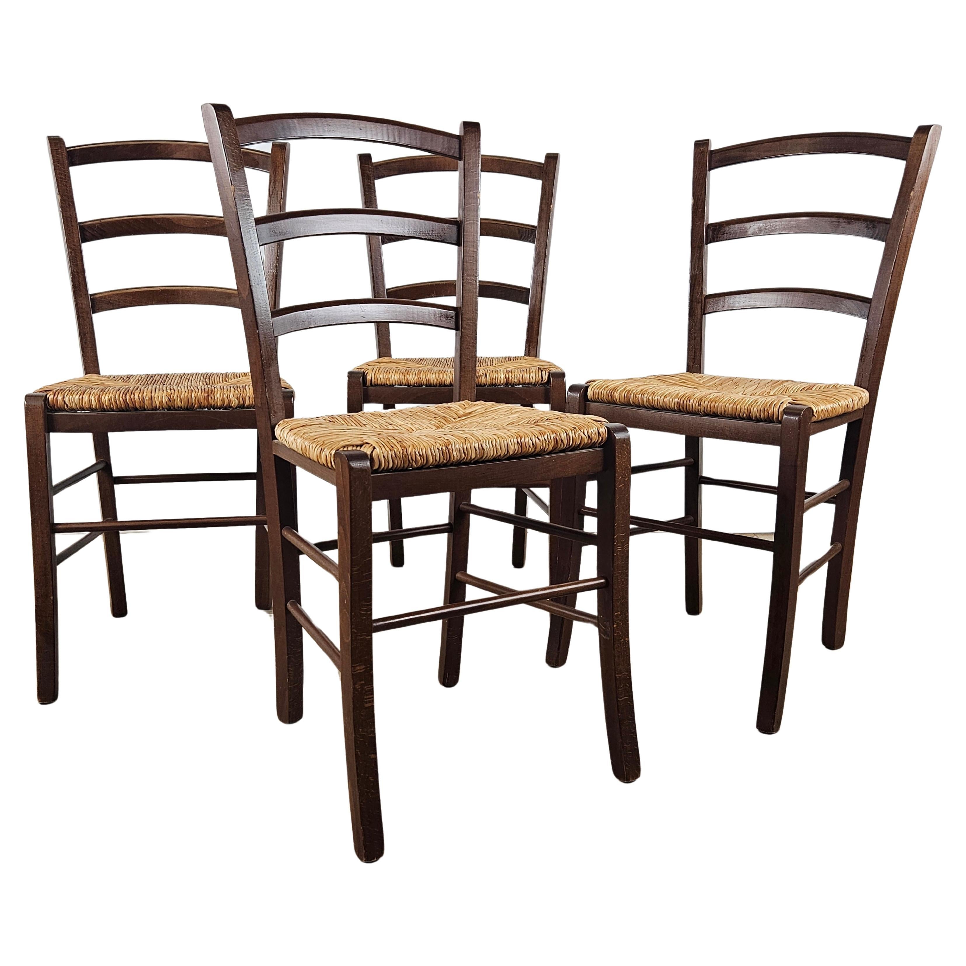 Set of four dining room chairs made of wood and straw For Sale