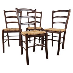 Ensemble de quatre chaises de salle à manger en bois et paille