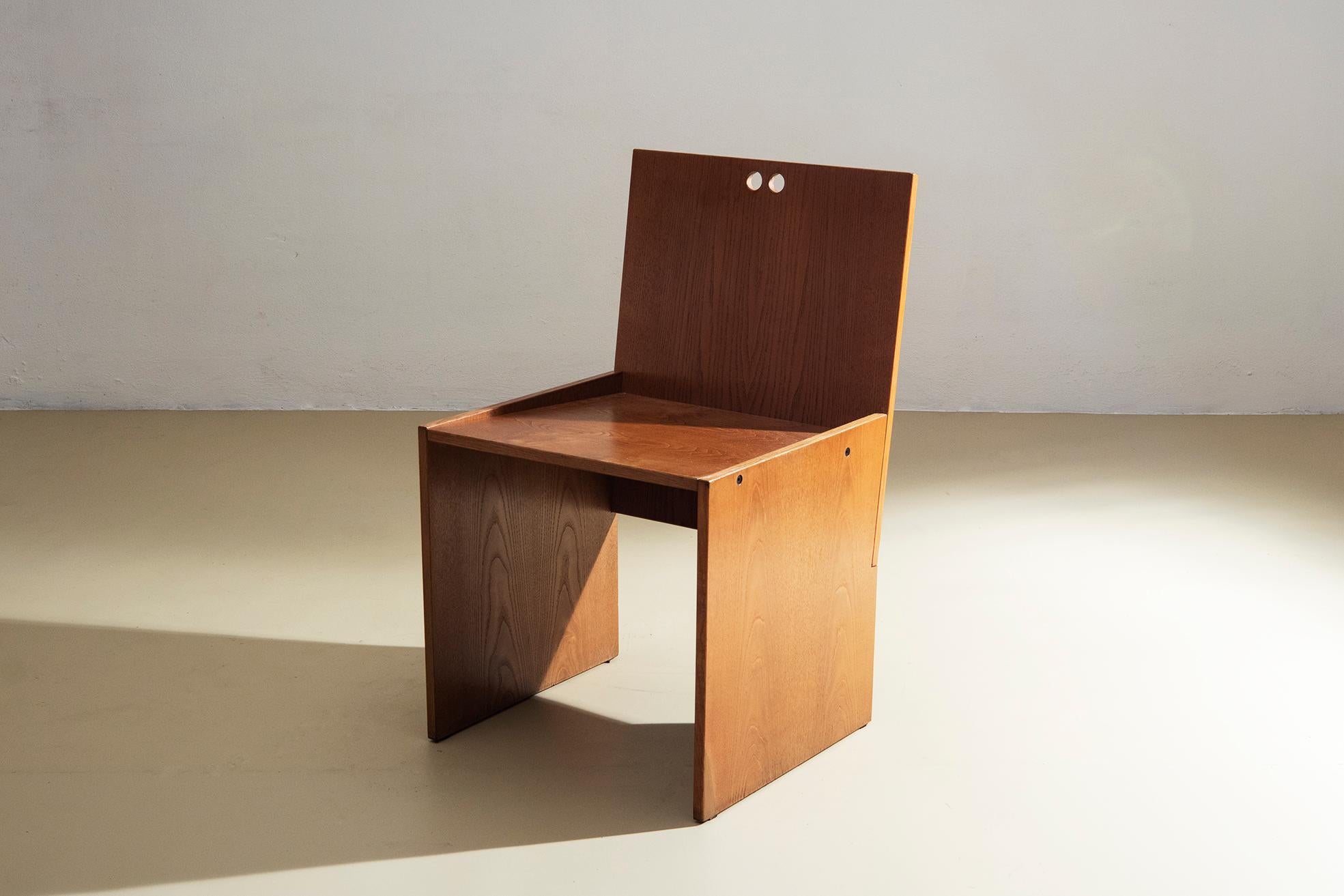 Ensemble de quatre chaises, production italienne
Quatre chaises de fabrication italienne, la structure est constituée de quatre panneaux de bois plaqué chêne qui s'emboîtent perpendiculairement, le dossier est percé de deux trous