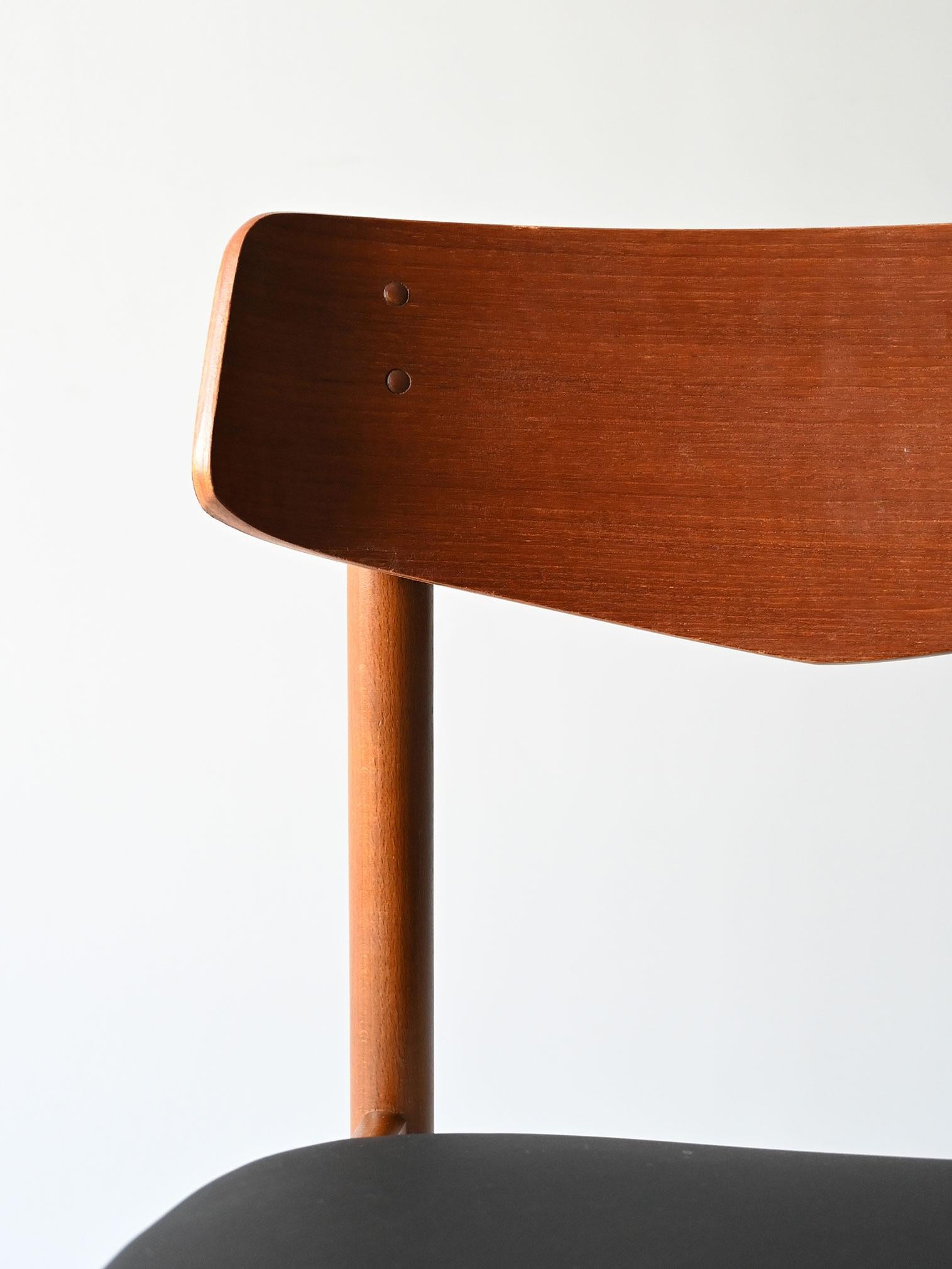 Set di quattro sedie scandinave in teak en vente 5