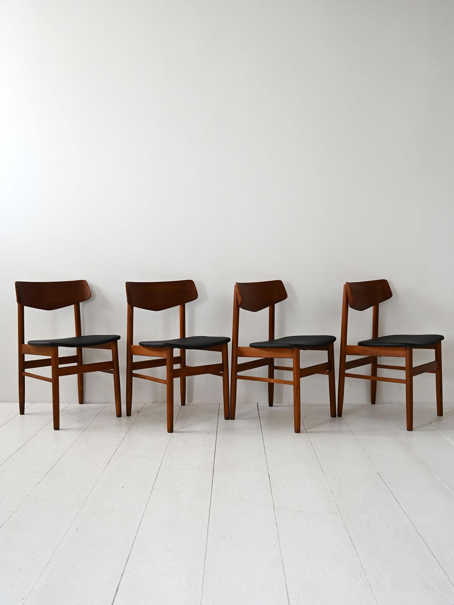Sedie in teak anni '50/'60 con seduta rivestita in pelle nera. Linee nette e gusto nordico essenziale.

Quattro sedie scandinave realizzate tra gli anni ’50 e ’60, caratterizzate da una struttura in teak e da una silhouette pulita. Il contrasto tra
