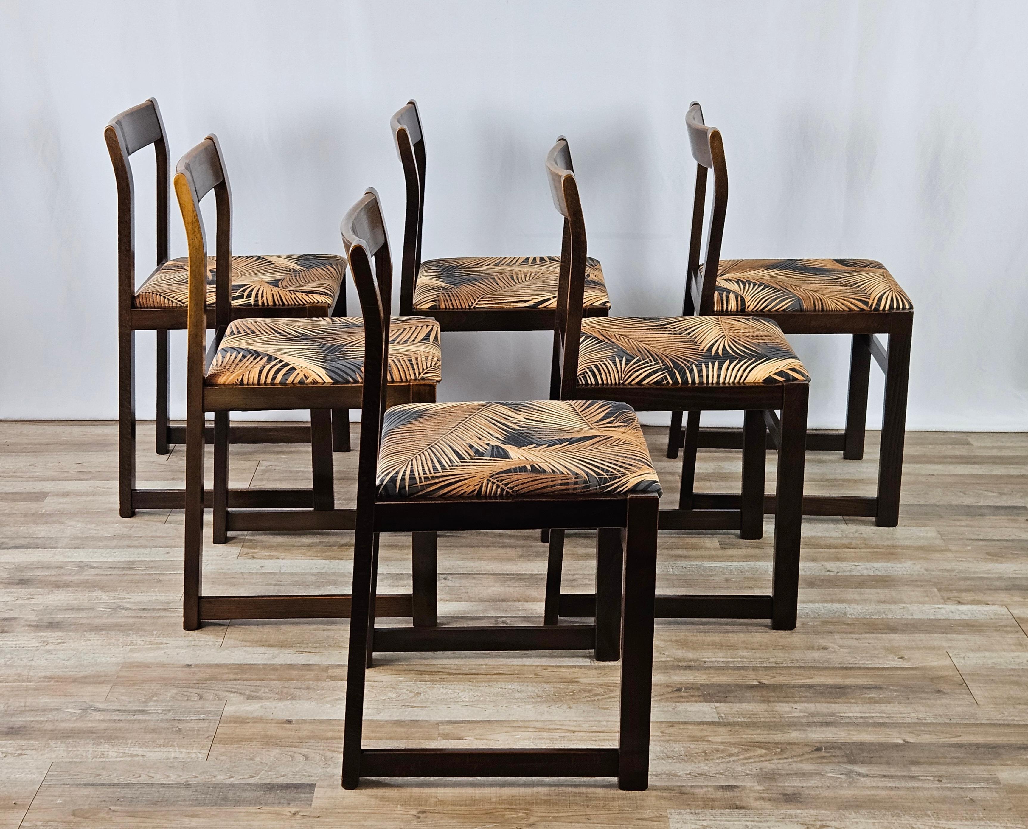 Set di sedie di produzione italiana dei primi anni '70 circa, pronte all'uso e indicate principalmente in cucina oppure possono essere usate come elementi d'arredo e design in altri ambienti.

Le sedie hanno struttura in legno, le sedute sono appena