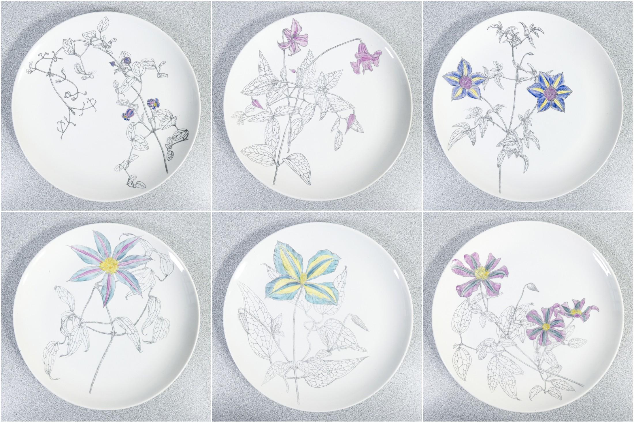 Juego de seis platos, diseño
Piero FORNASETTI
serie Clematitas.

ORIGEN
Milan

PERÍODO
1950s

DISEÑADOR
Piero FORNASETTI

MARK
Fornasetti - Milán

MODELO
Platos combinados
Clematitas

MATERIALES
Porcelana

DIMENSIONES
Ø 26 cm
A 2.5