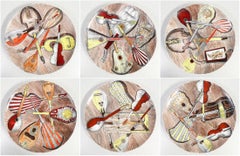 Set di sei piatti, design Piero FORNASETTI serie Strumenti Musicali. Anni 50
