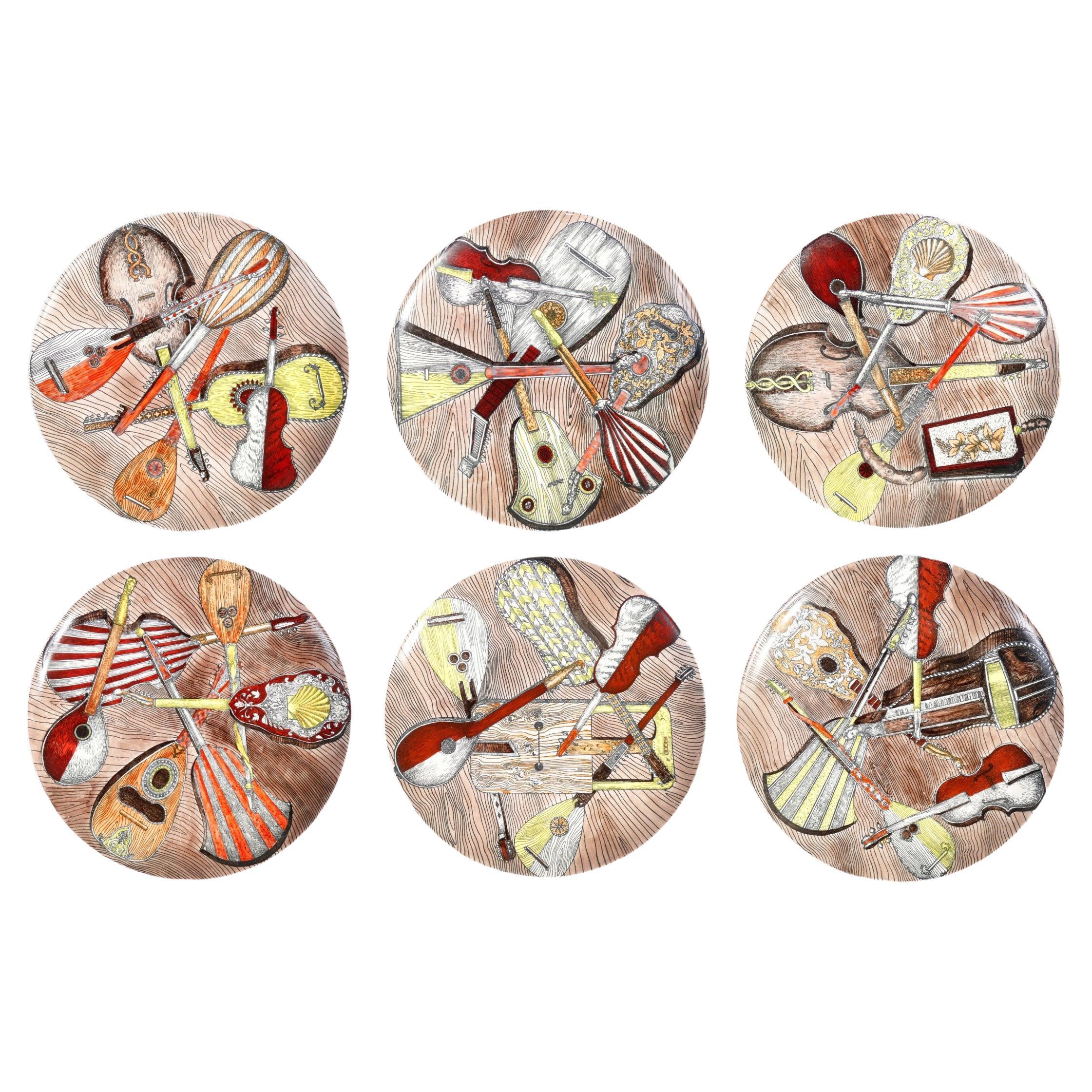 Set di sei piatti, design Piero FORNASETTI serie Strumenti Musicali. Anni 50