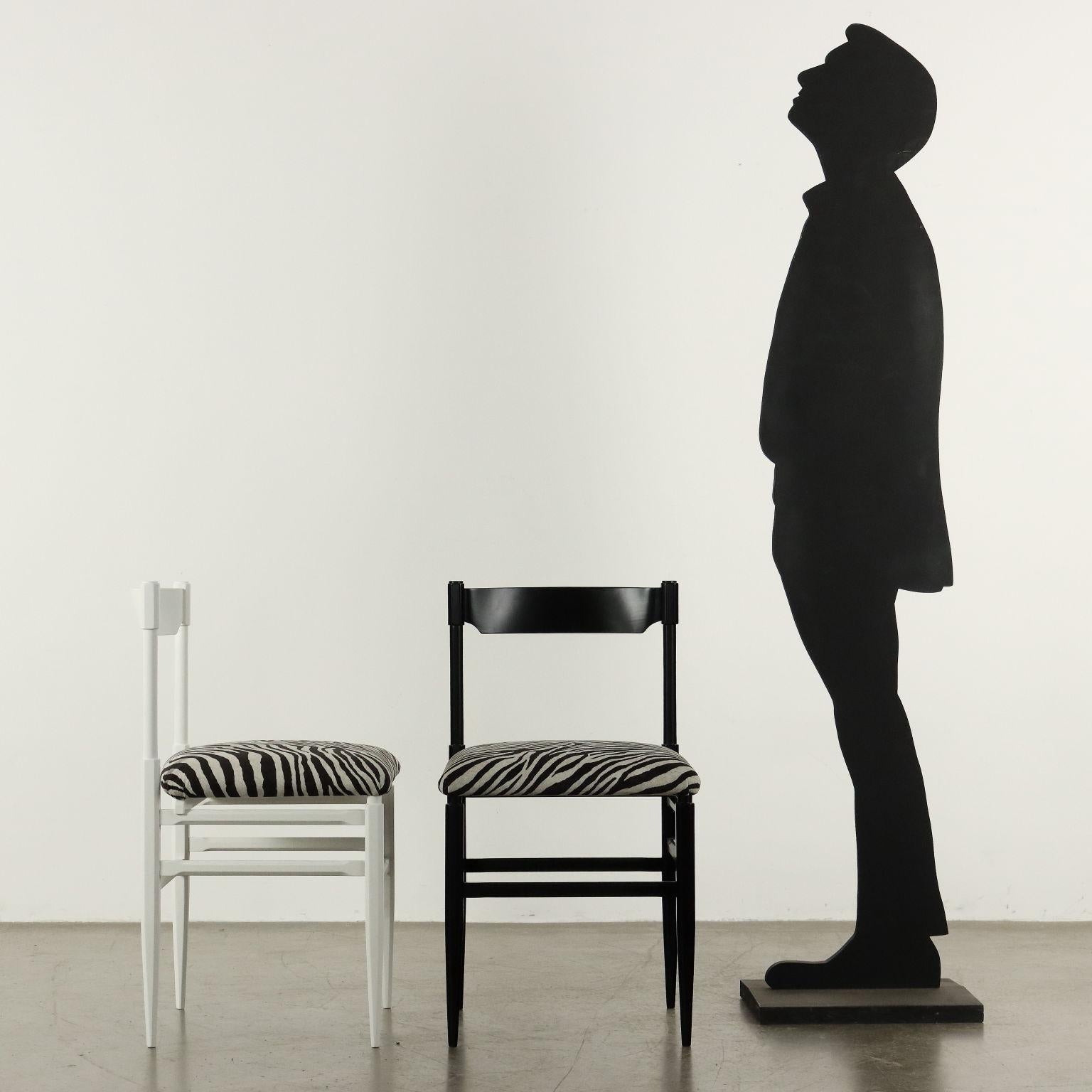 Gruppo di sei sedie vintage di manifattura italiana, legno a vista rilaccato bianco e nero ed imbottitura in espanso, rivestimento in velluto a tema animalier.