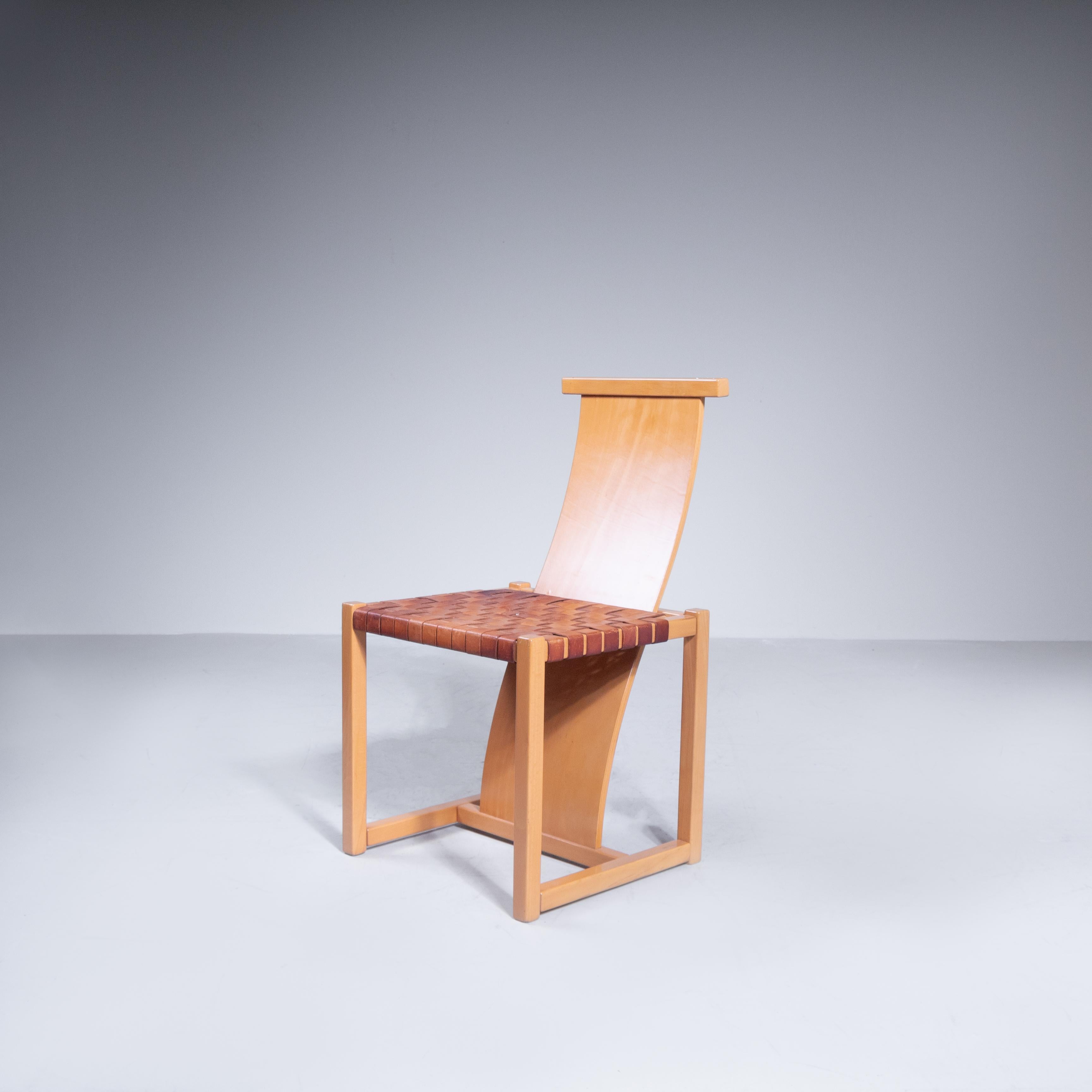 Condizioni: Buone
Materiali: Legno, Cuioio
Epoca: 1970
Misure: 48x55x87 cm
Set di sei sedie da pranzo, prod. Manifattura Italiana,1970. Legno e seduta in cuoio intrecciato, presentano leggeri segni superficiali dovuti a tempo e usura. Provenienza