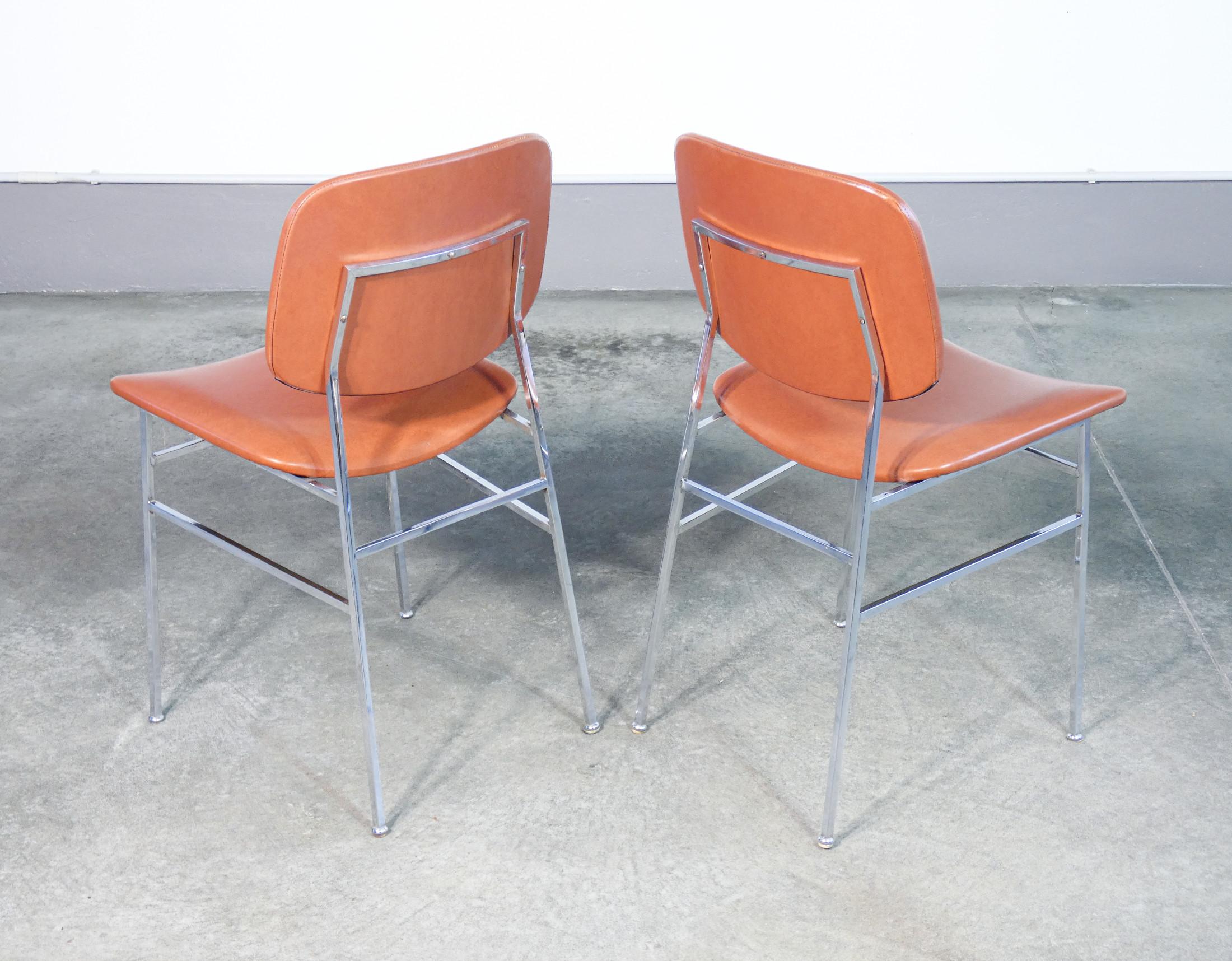 Ensemble de six chaises design italiennes des années 1960, en métal chromé et skaï en vente 4