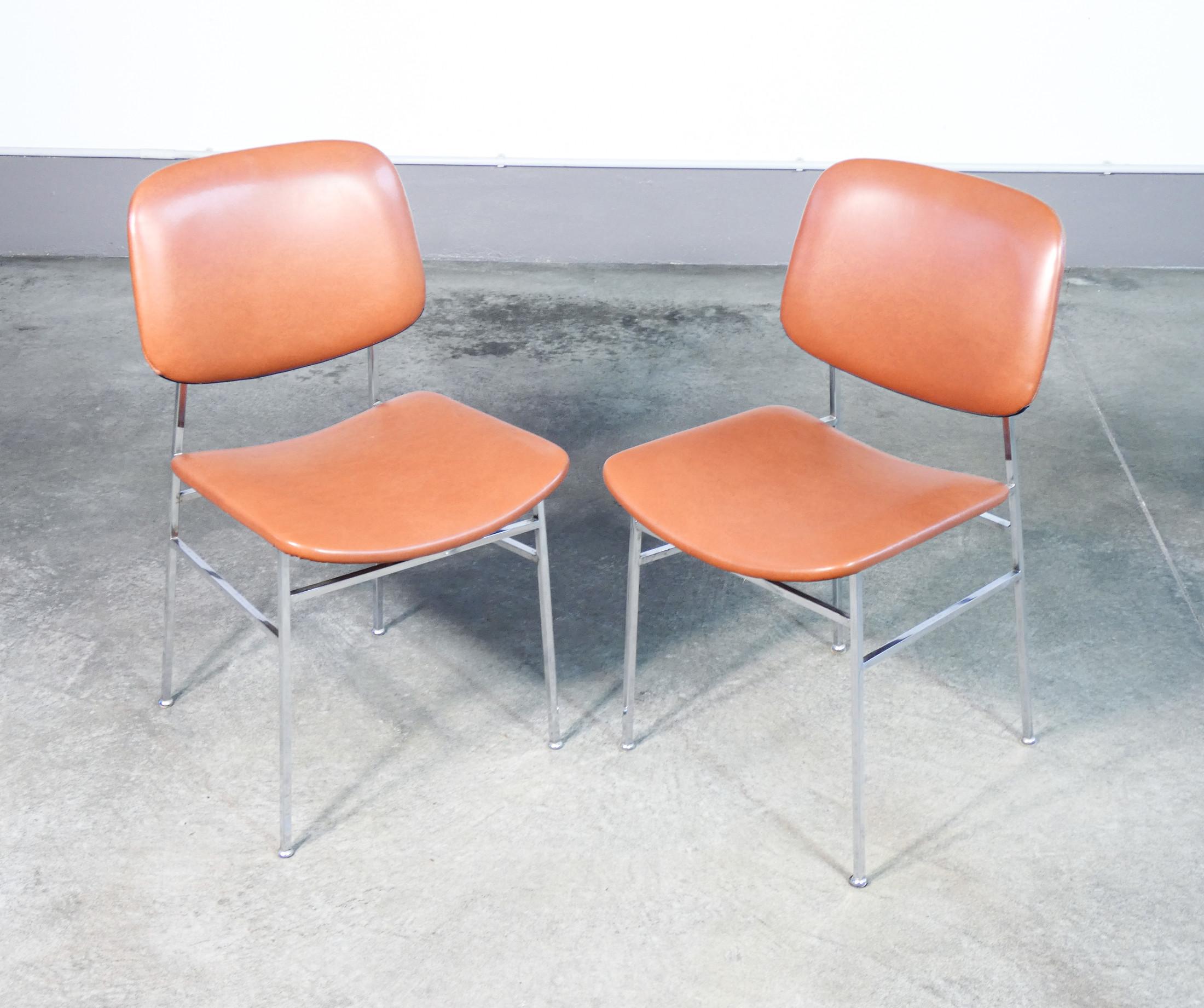 Ensemble de six chaises design italiennes des années 1960, en métal chromé et skaï en vente 5