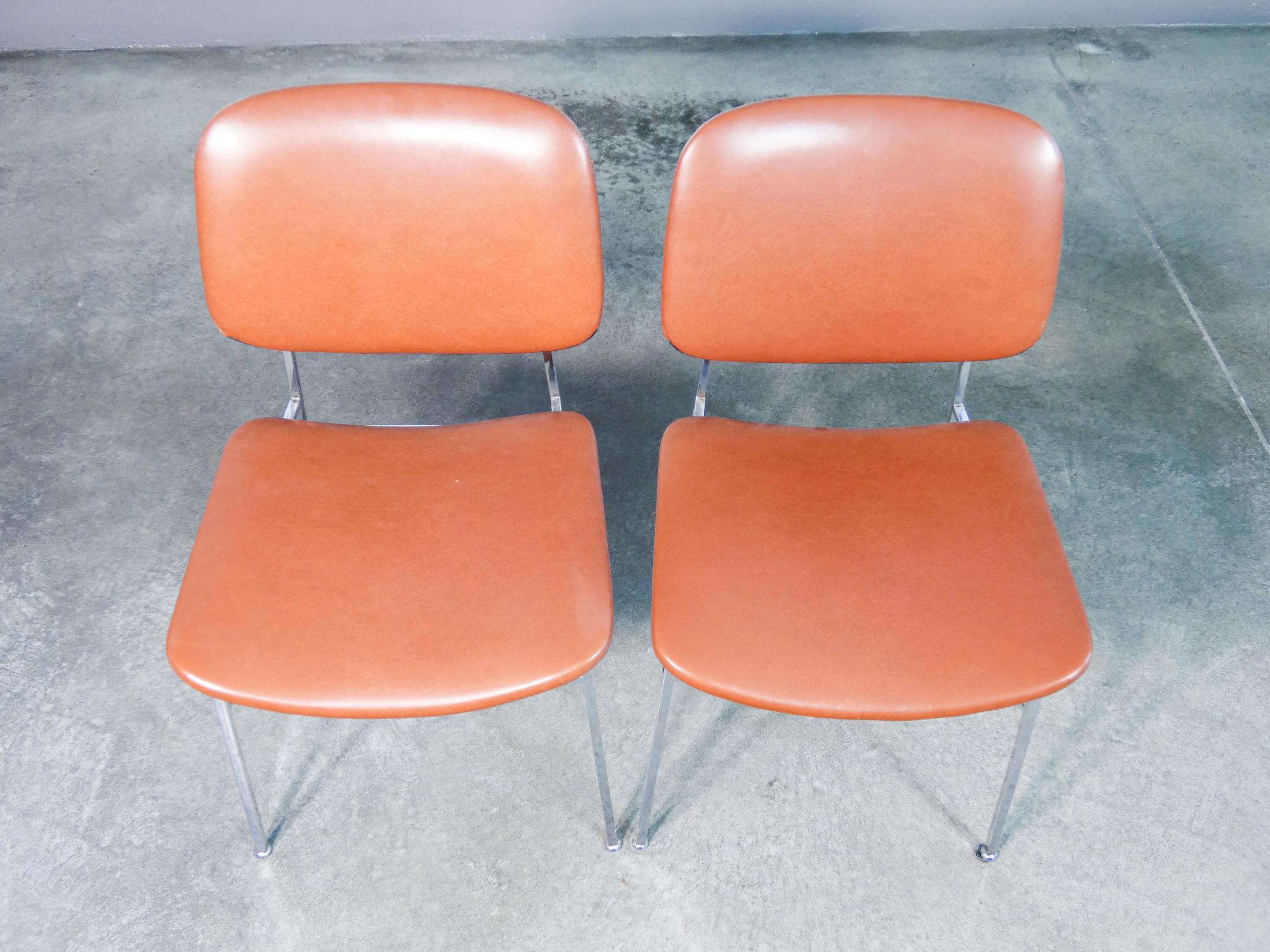 Ensemble de six chaises design italiennes des années 1960, en métal chromé et skaï en vente 6