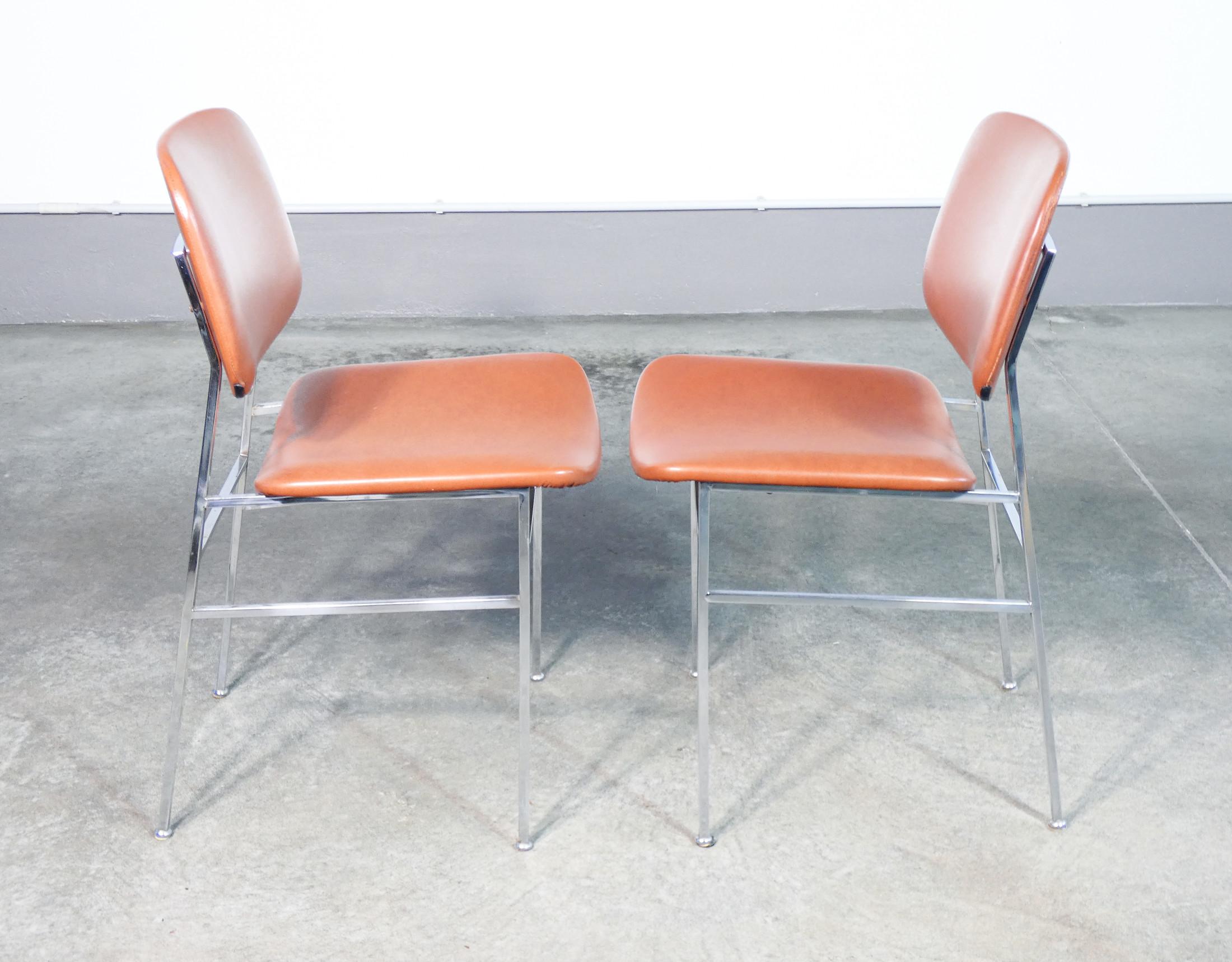 Ensemble de six chaises design italiennes des années 1960, en métal chromé et skaï en vente 7