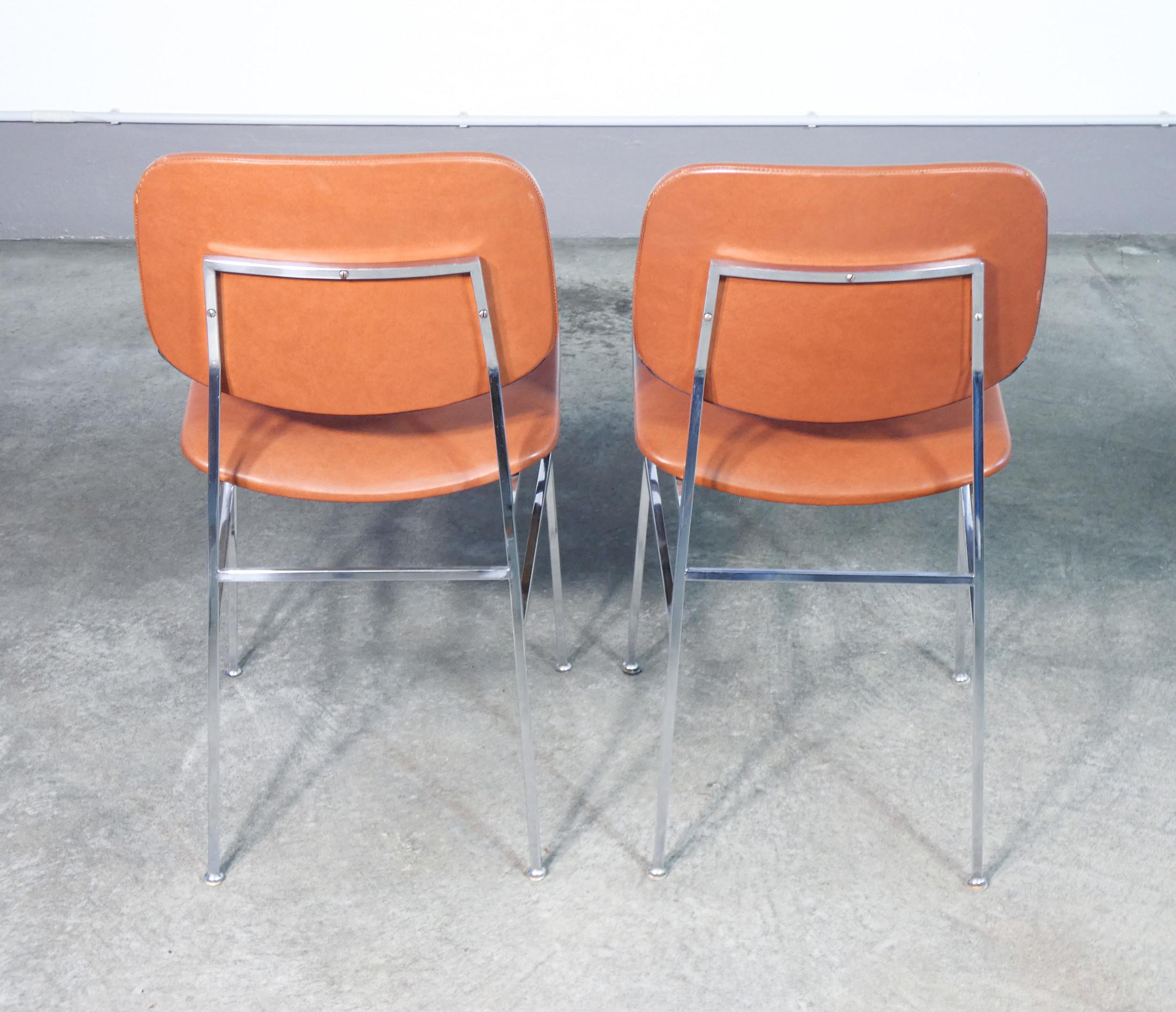 Ensemble de six chaises design italiennes des années 1960, en métal chromé et skaï en vente 8